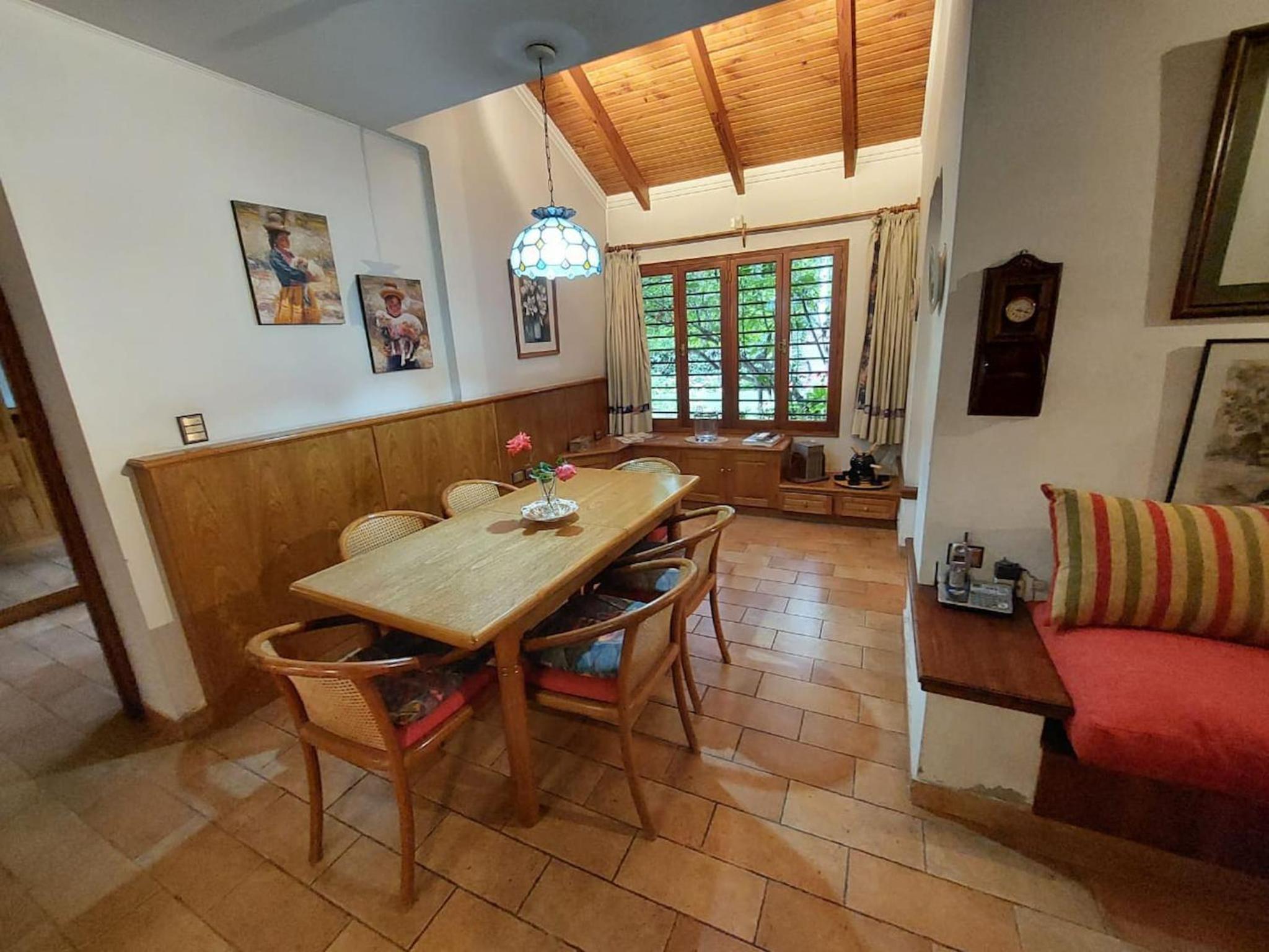 Casa Cavas Magnolia, con Cava de Vinos en Chacras!