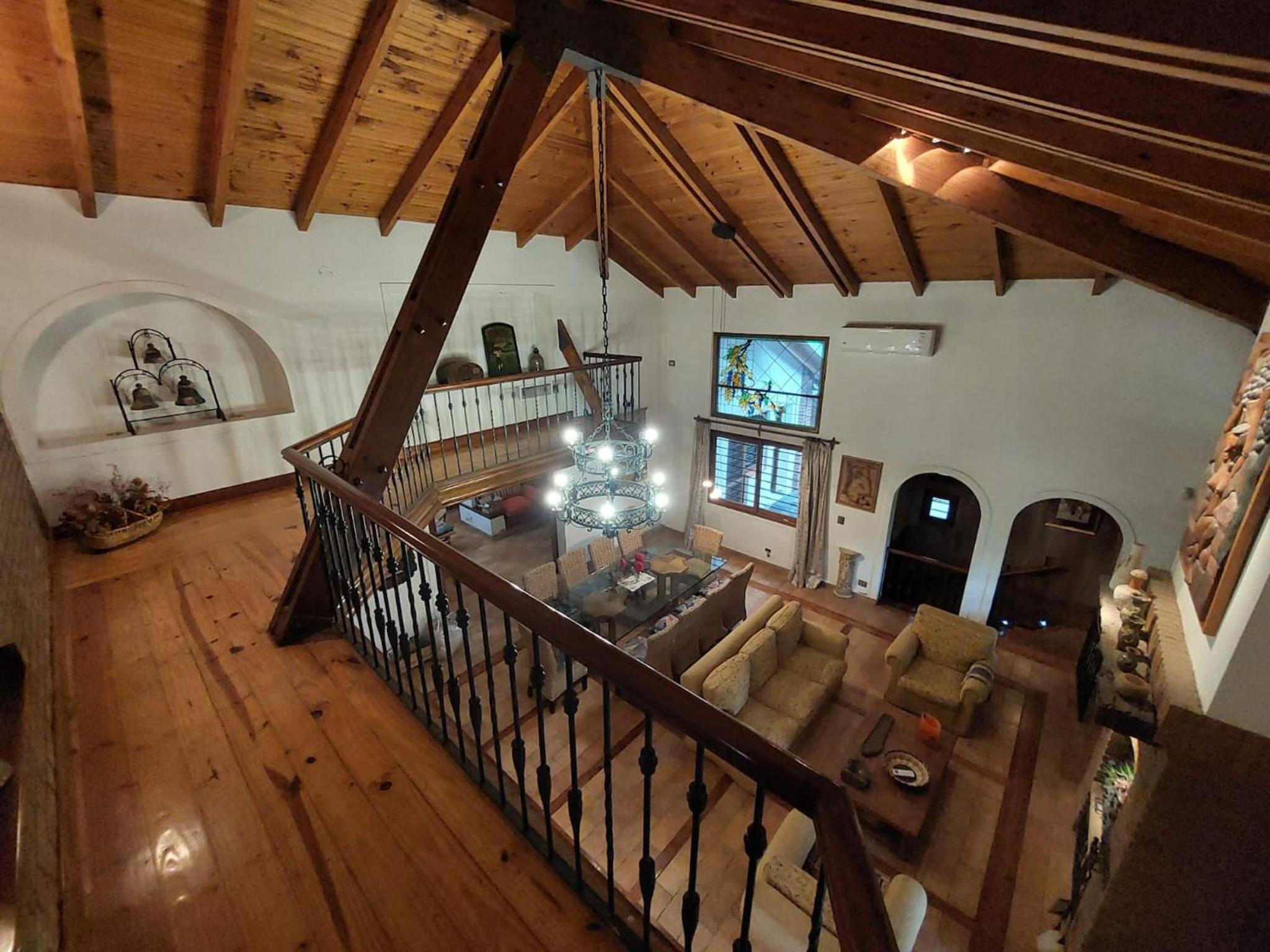 Casa Cavas Magnolia, con Cava de Vinos en Chacras!