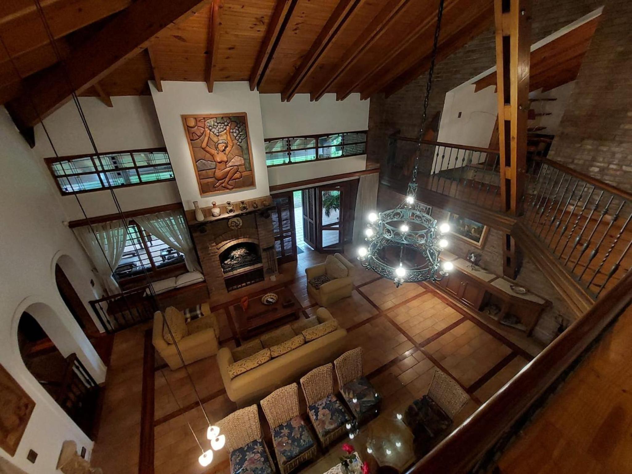 Casa Cavas Magnolia, con Cava de Vinos en Chacras!
