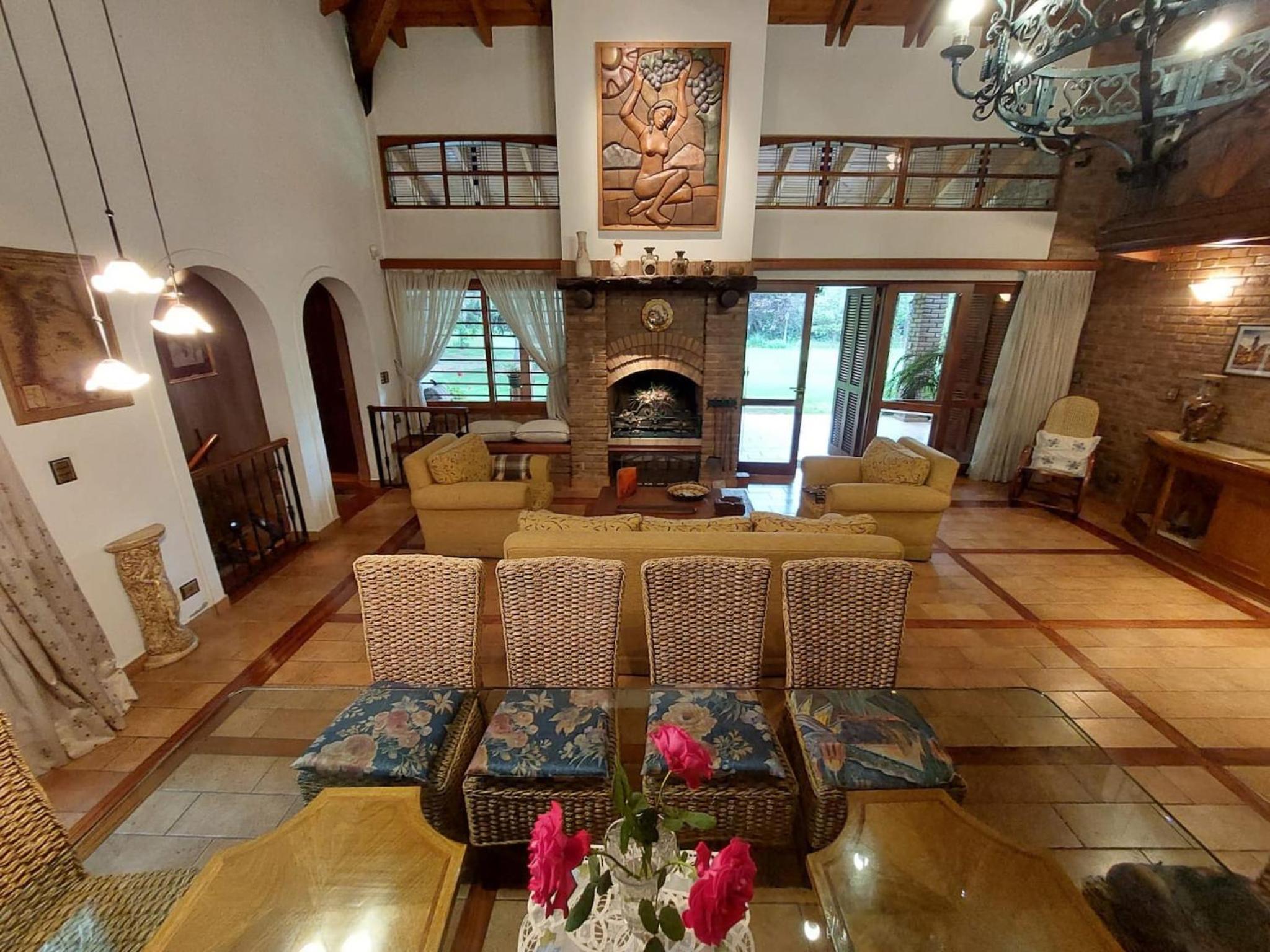 Casa Cavas Magnolia, con Cava de Vinos en Chacras!