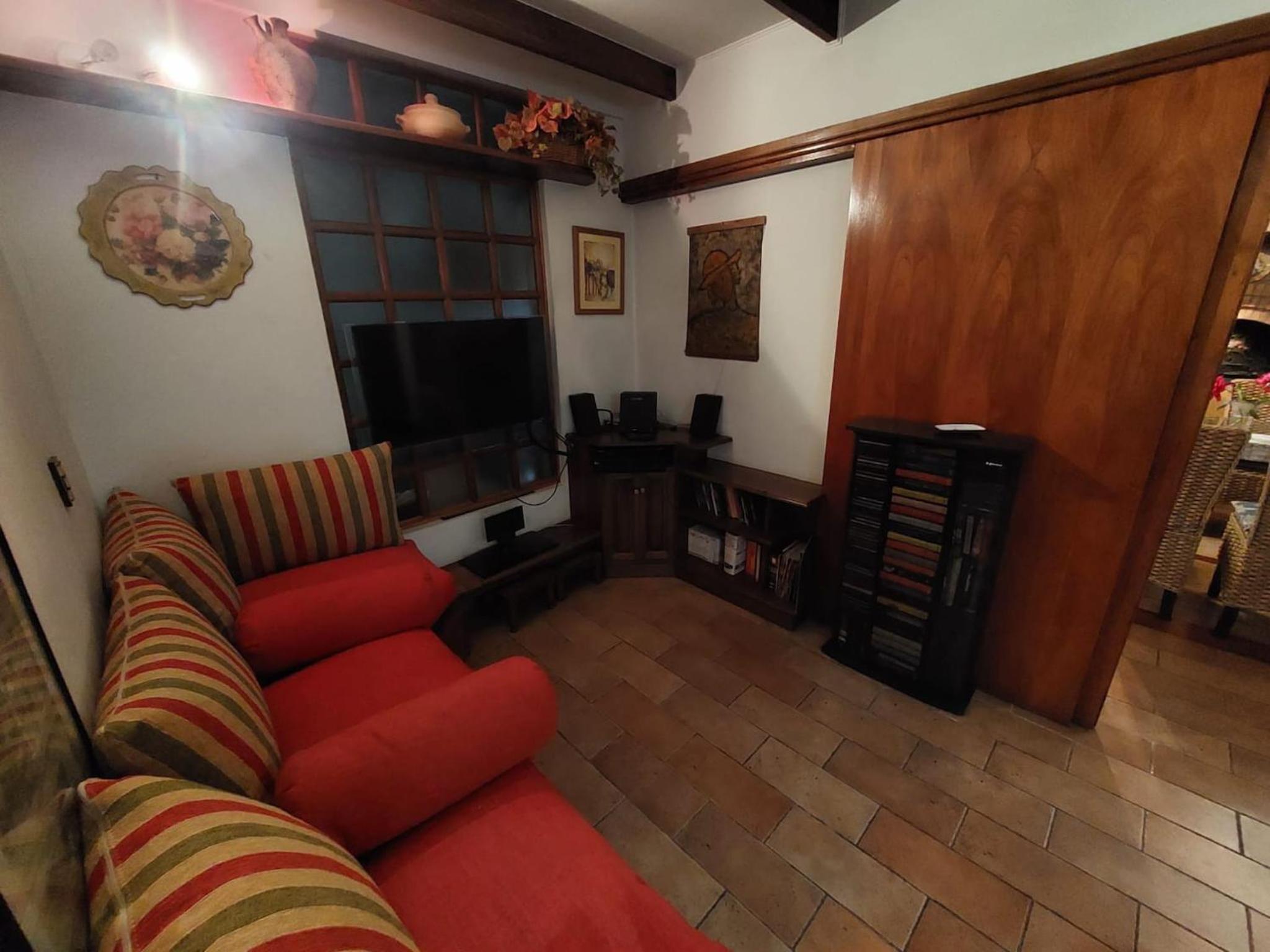 Casa Cavas Magnolia, con Cava de Vinos en Chacras!