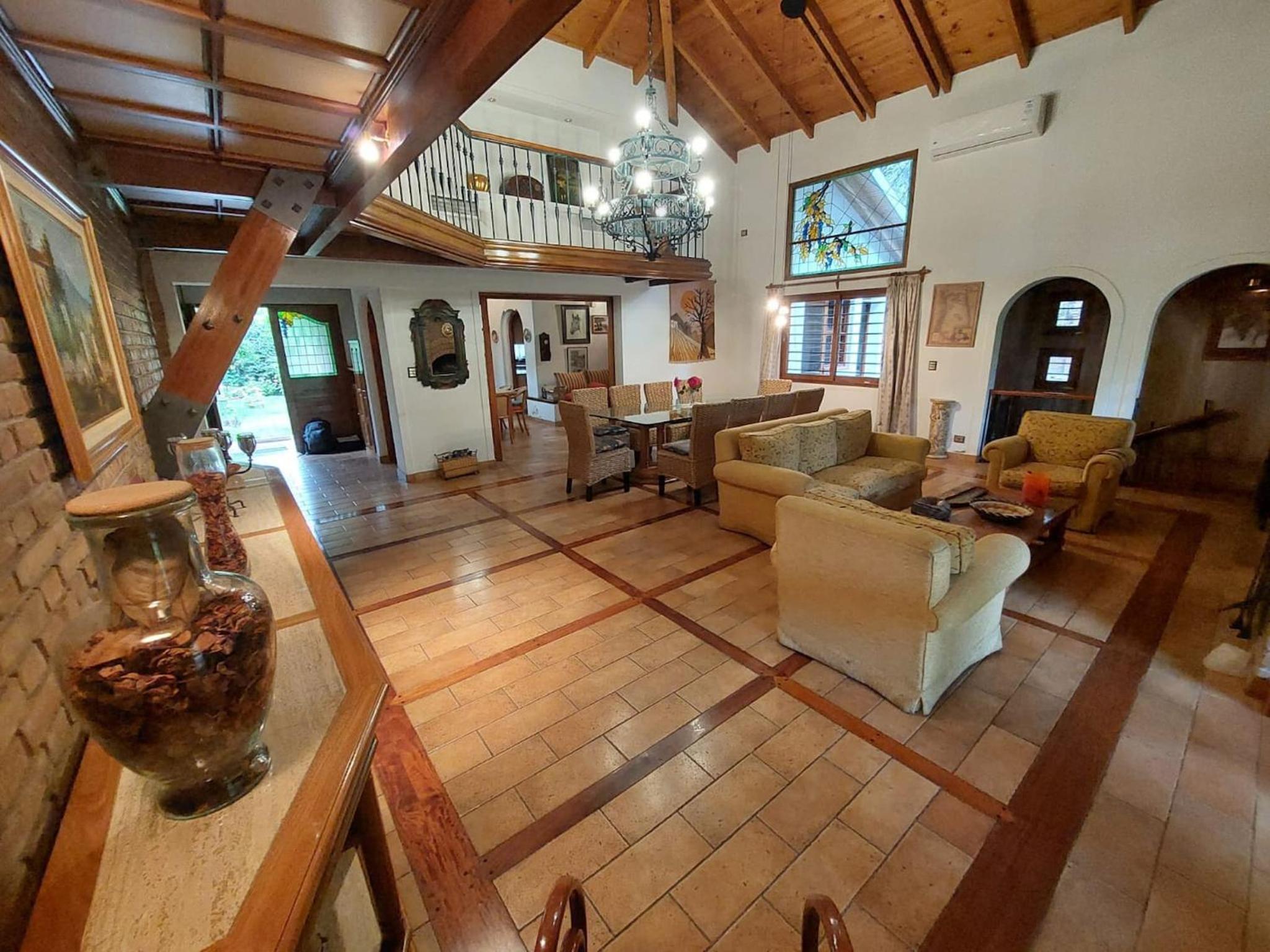 Casa Cavas Magnolia, con Cava de Vinos en Chacras!