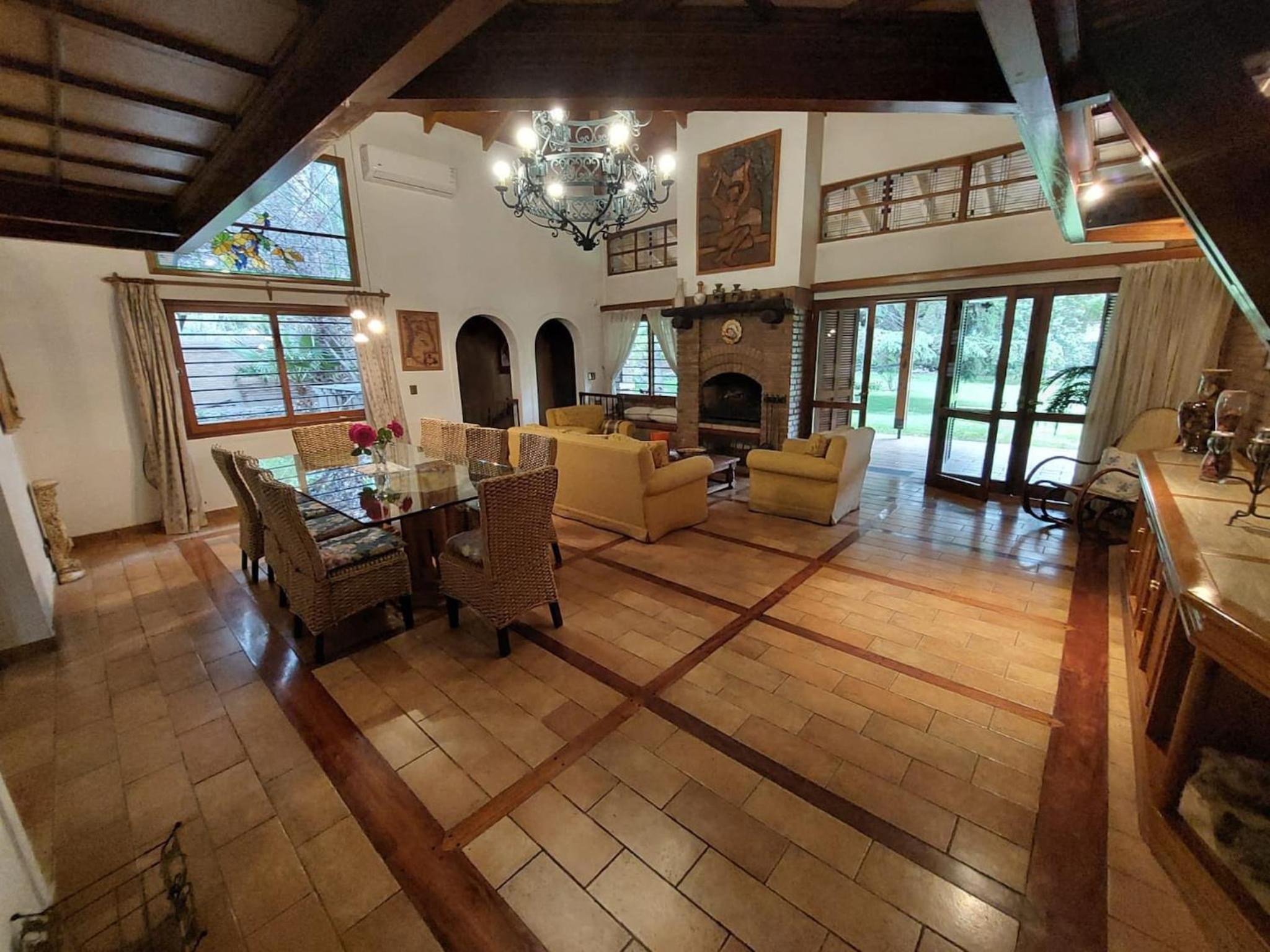 Casa Cavas Magnolia, con Cava de Vinos en Chacras!