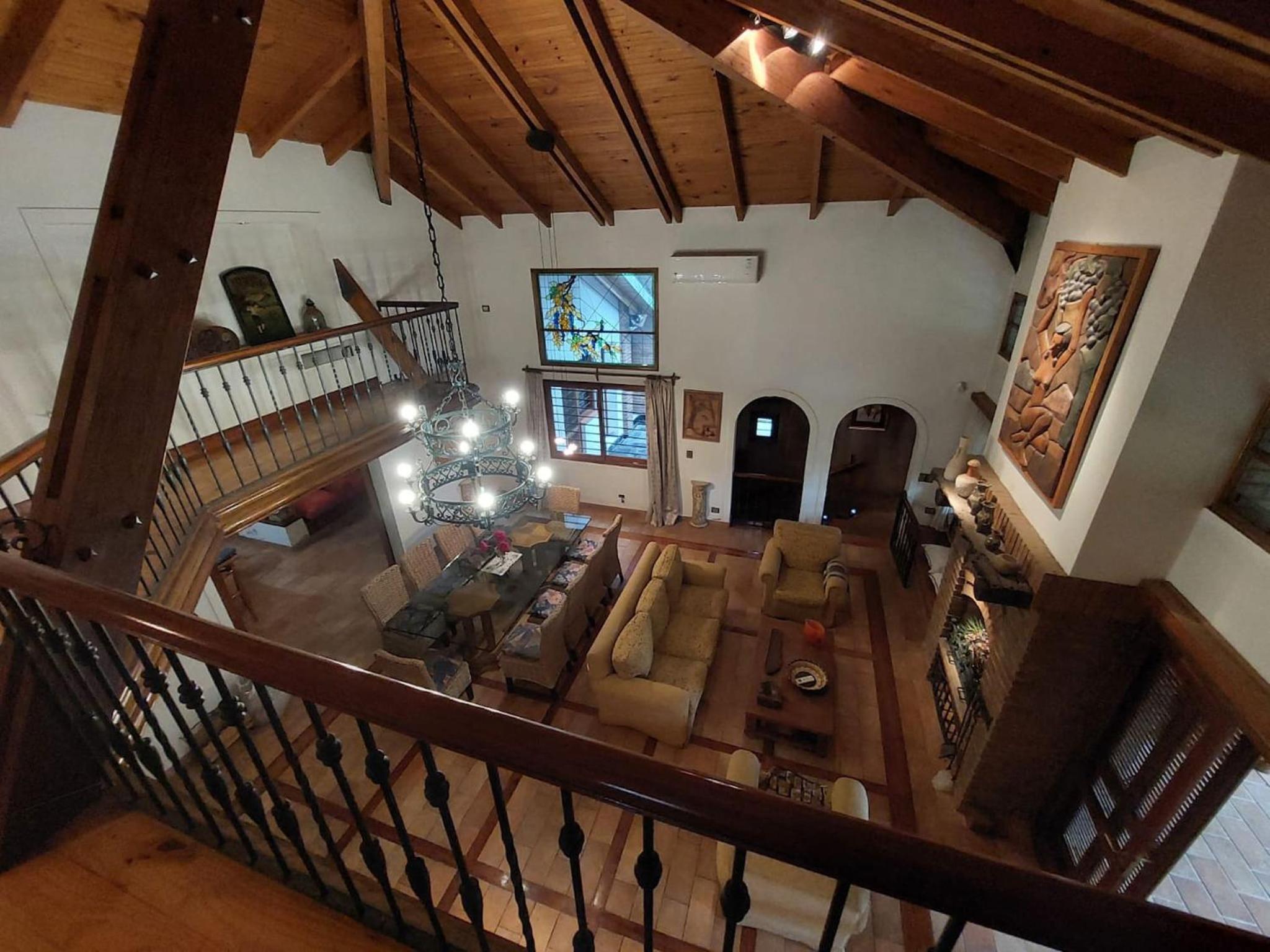 Casa Cavas Magnolia, con Cava de Vinos en Chacras!
