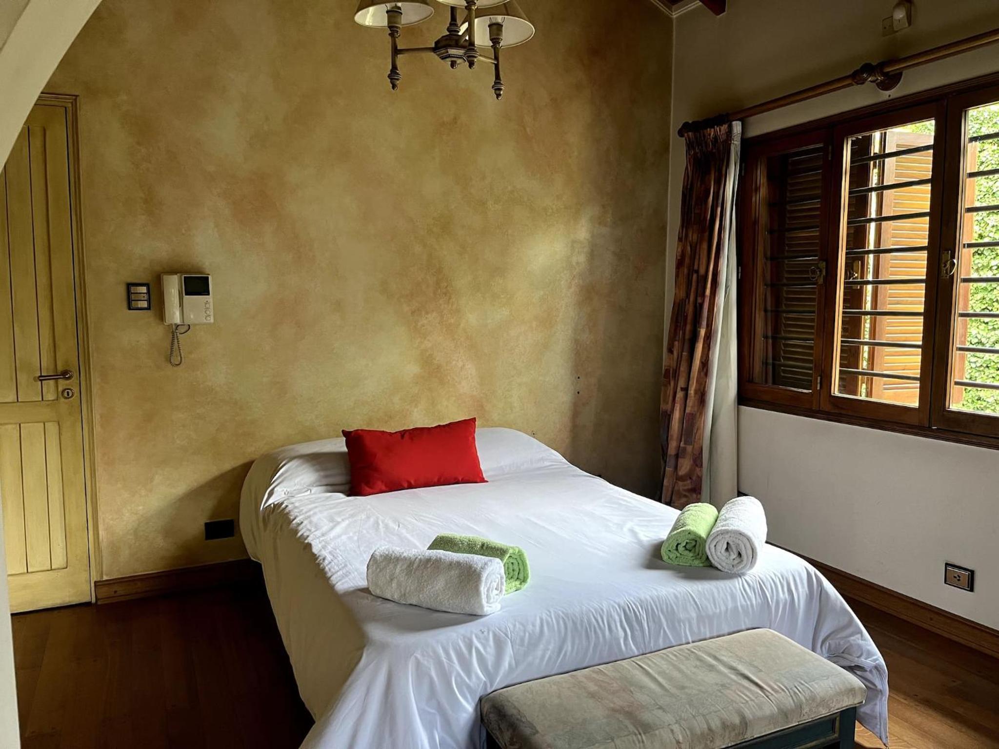Casa Cavas Magnolia, con Cava de Vinos en Chacras!