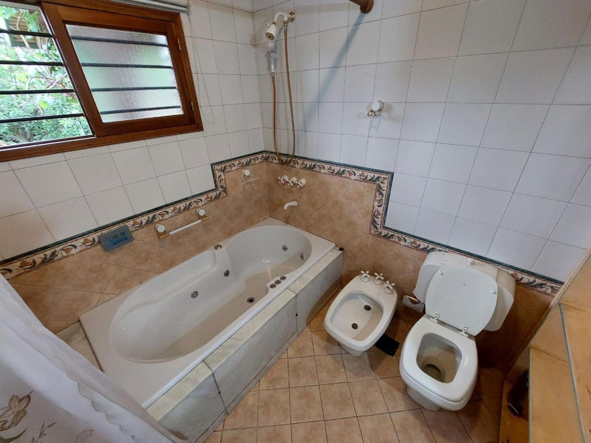 Casa Cavas Magnolia, con Cava de Vinos en Chacras!