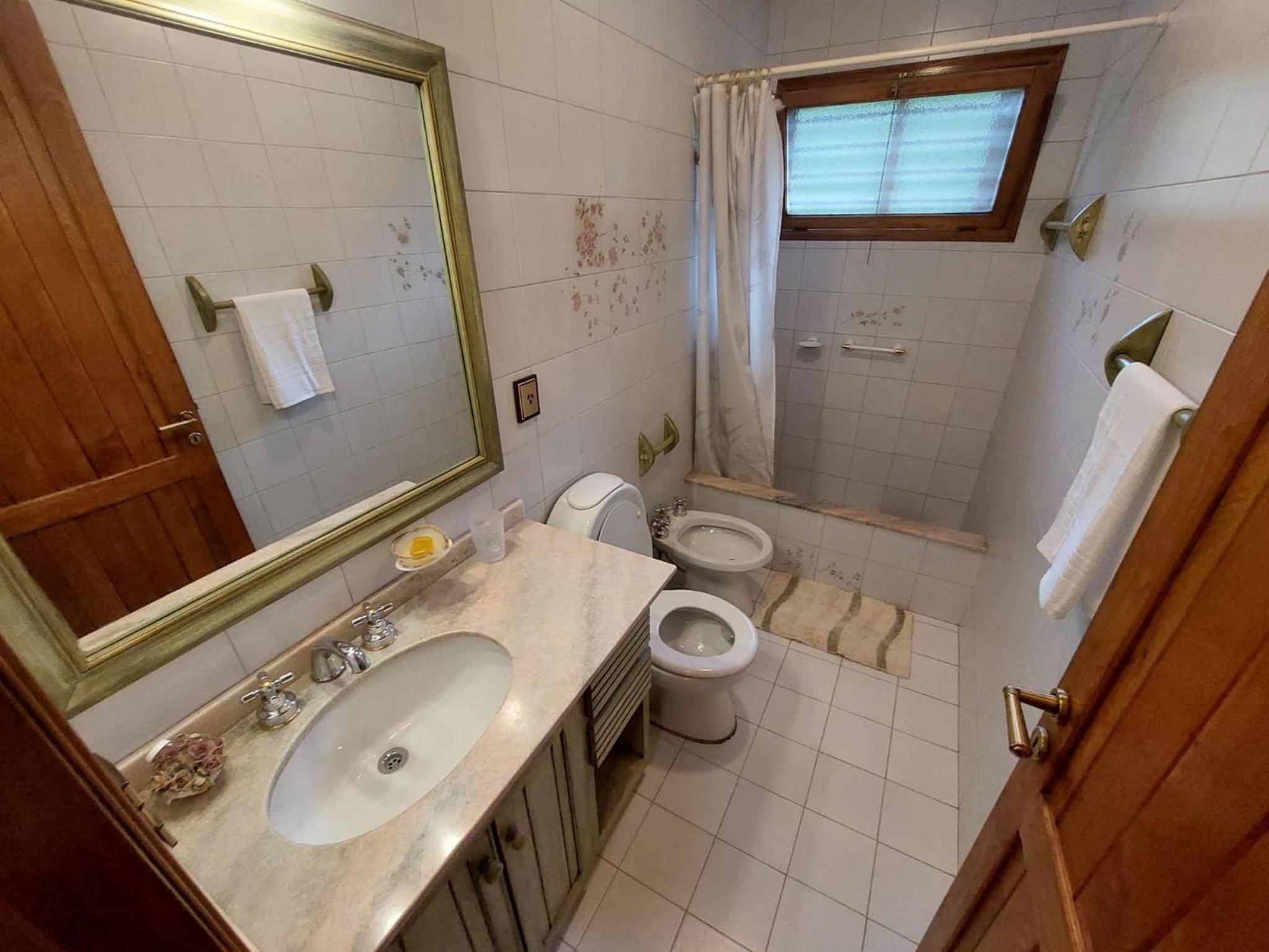 Casa Cavas Magnolia, con Cava de Vinos en Chacras!