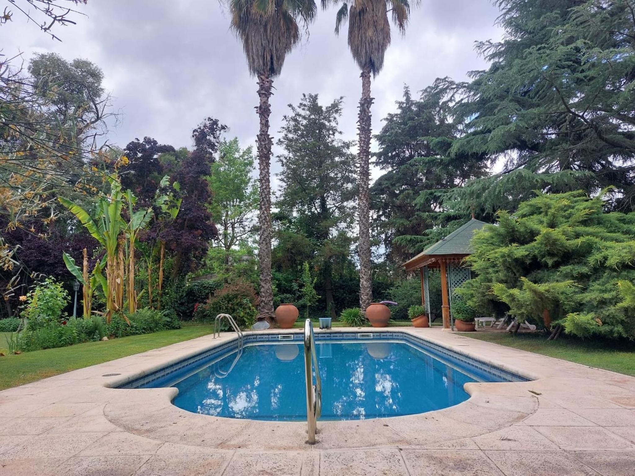 Casa Cavas Magnolia, con Cava de Vinos en Chacras!