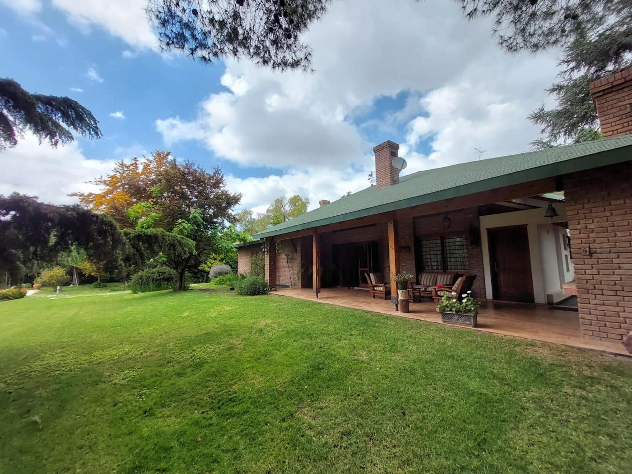 Casa Cavas Magnolia, con Cava de Vinos en Chacras!