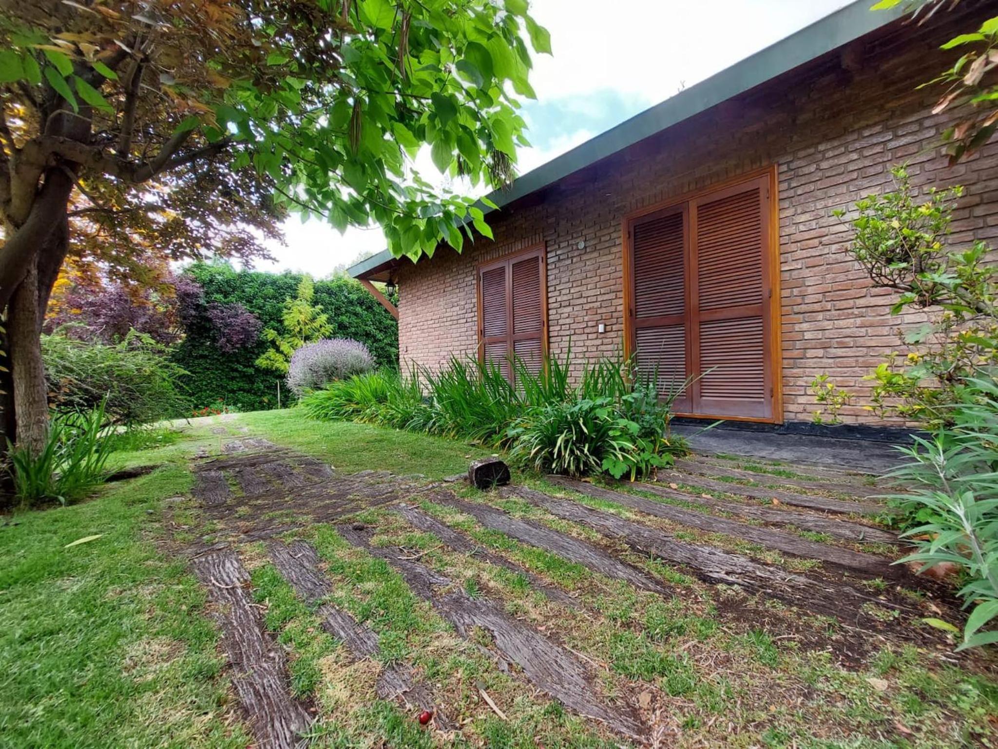 Casa Cavas Magnolia, con Cava de Vinos en Chacras!