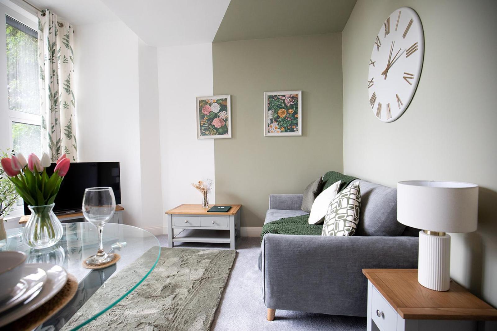 ANCHORAGE APARTMENT 3 - Close to the centre and the beach, located in Llandudno, North Wales view 3