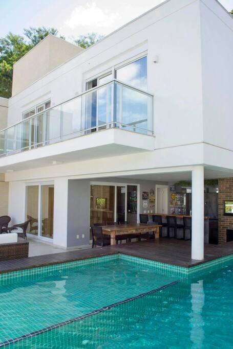 Casa alto padrão com piscina - condomínio particular