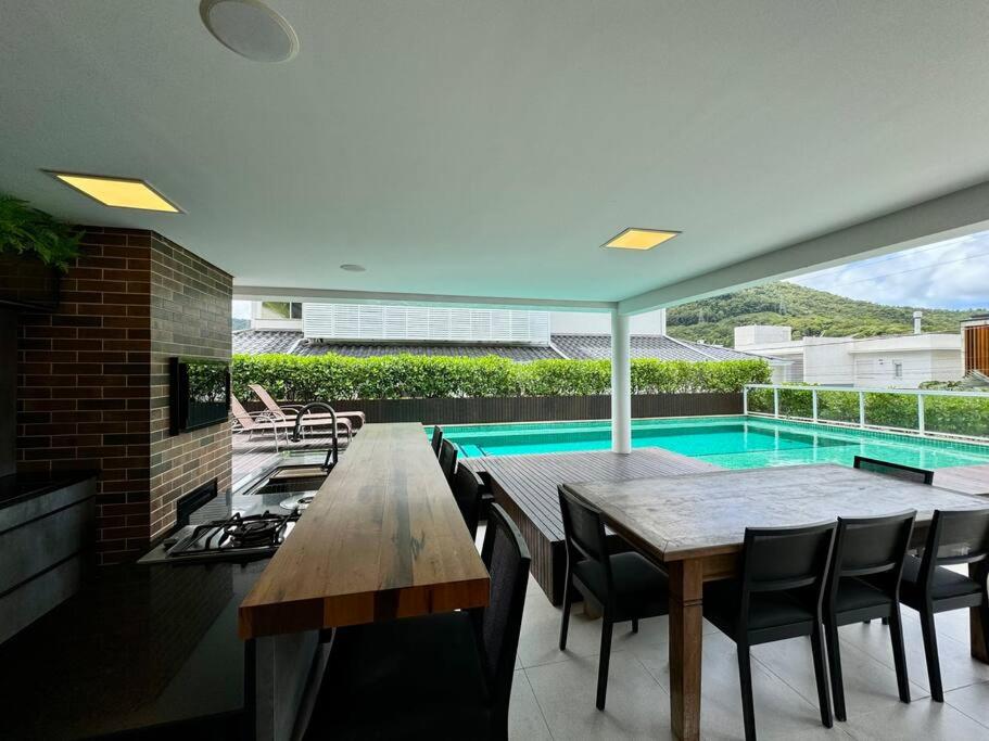 Casa alto padrão com piscina - condomínio particular