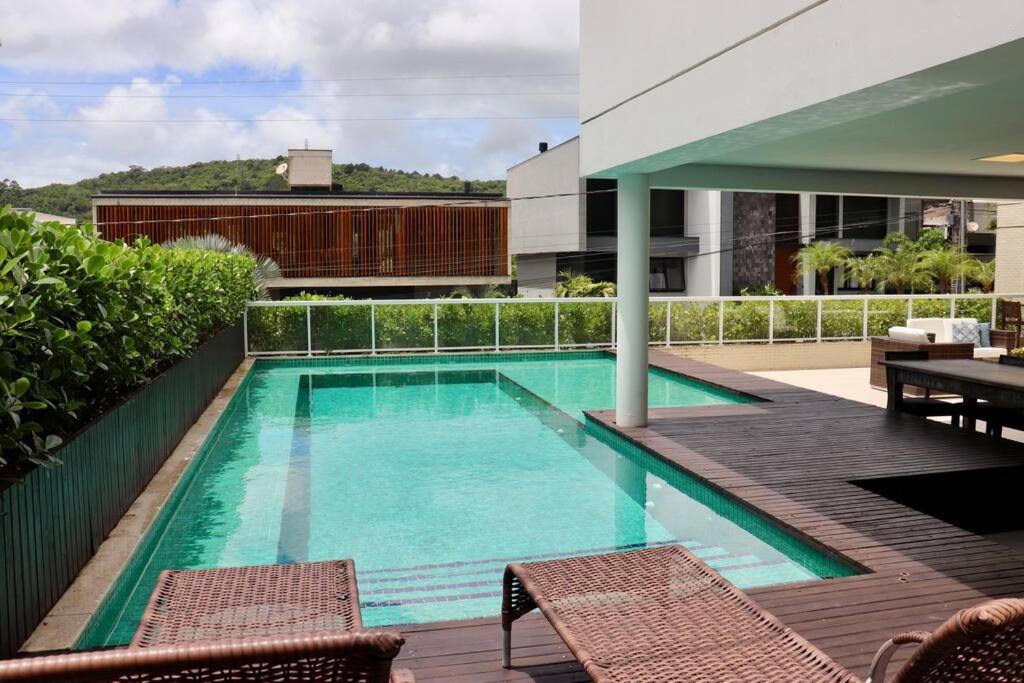 Casa alto padrão com piscina - condomínio particular