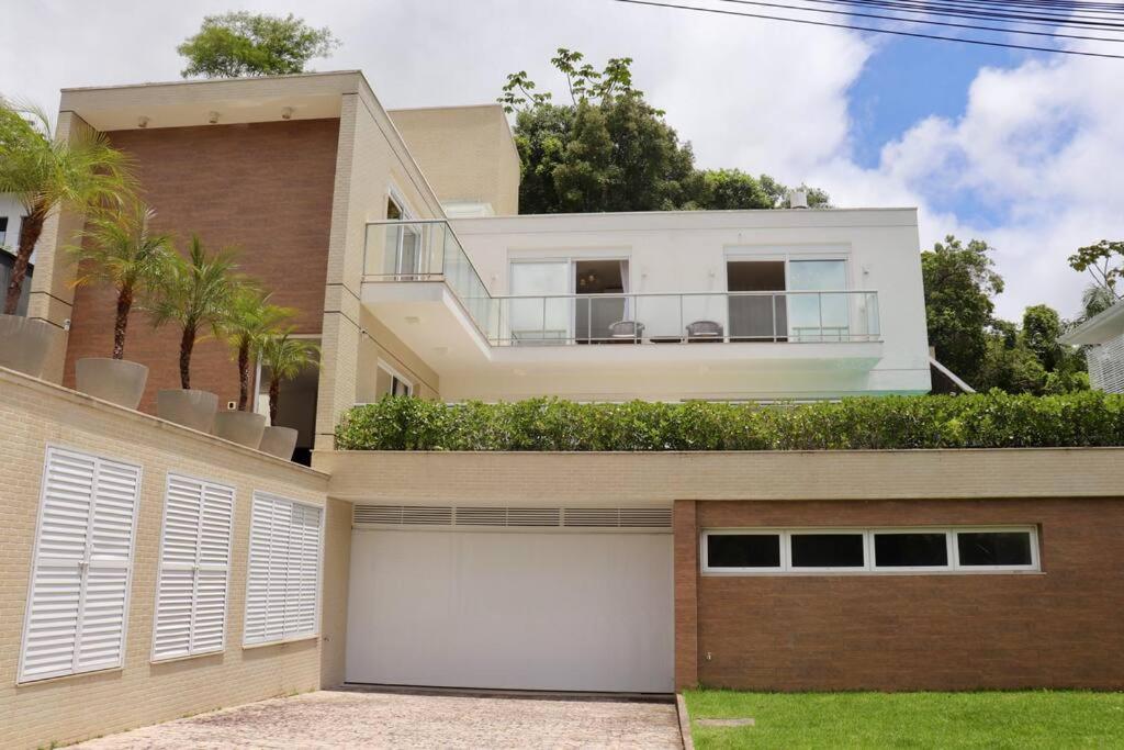 Casa alto padrão com piscina - condomínio particular