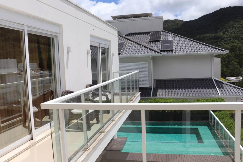 Casa alto padrão com piscina - condomínio particular