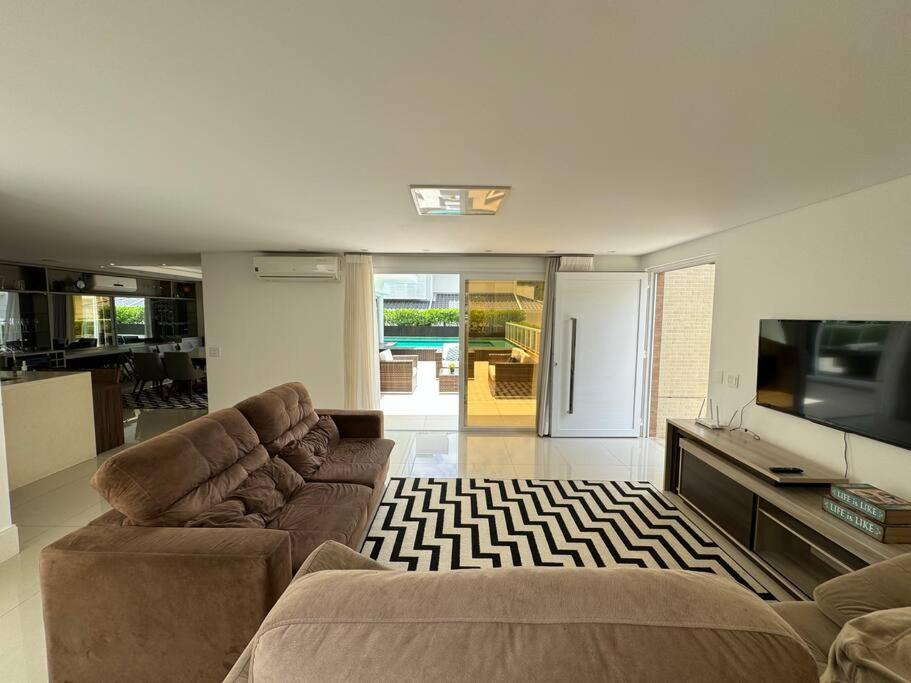Casa alto padrão com piscina - condomínio particular