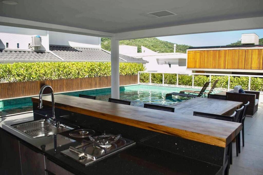 Casa alto padrão com piscina - condomínio particular