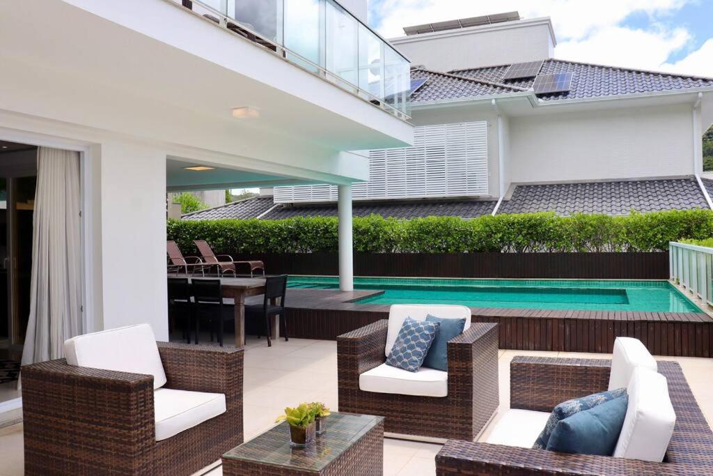 Casa alto padrão com piscina - condomínio particular