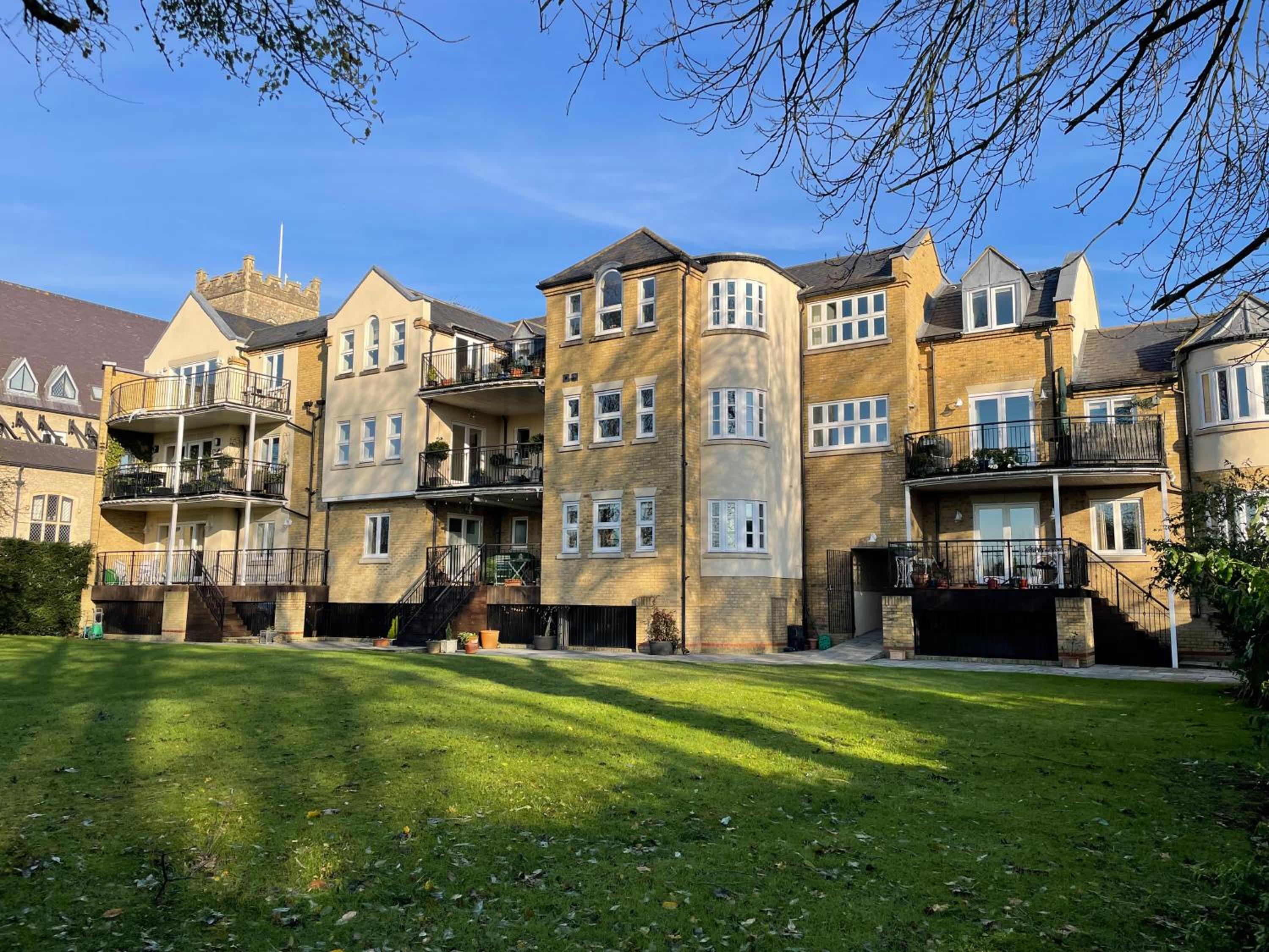 Top Floor En-suite Double Bedrooms In Eton With Great View Of Windsor Castle & Free Parking view 4