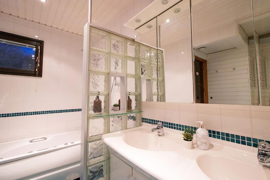 Waterfront Townhouse with BathTub Sauna,FREE Parking