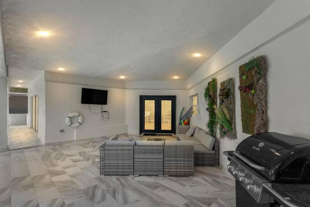 Luxury Ranch Master King Bed with heated Salted Pool