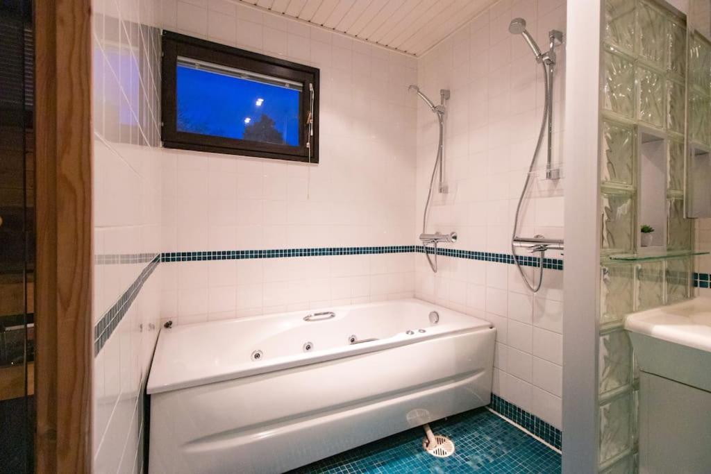 Waterfront Townhouse with BathTub Sauna,FREE Parking