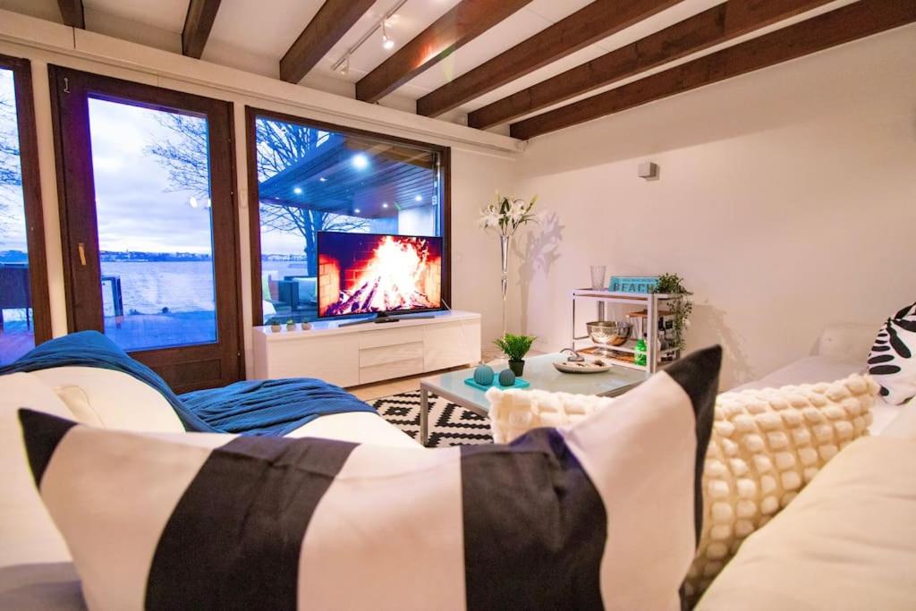 Waterfront Townhouse with BathTub Sauna,FREE Parking