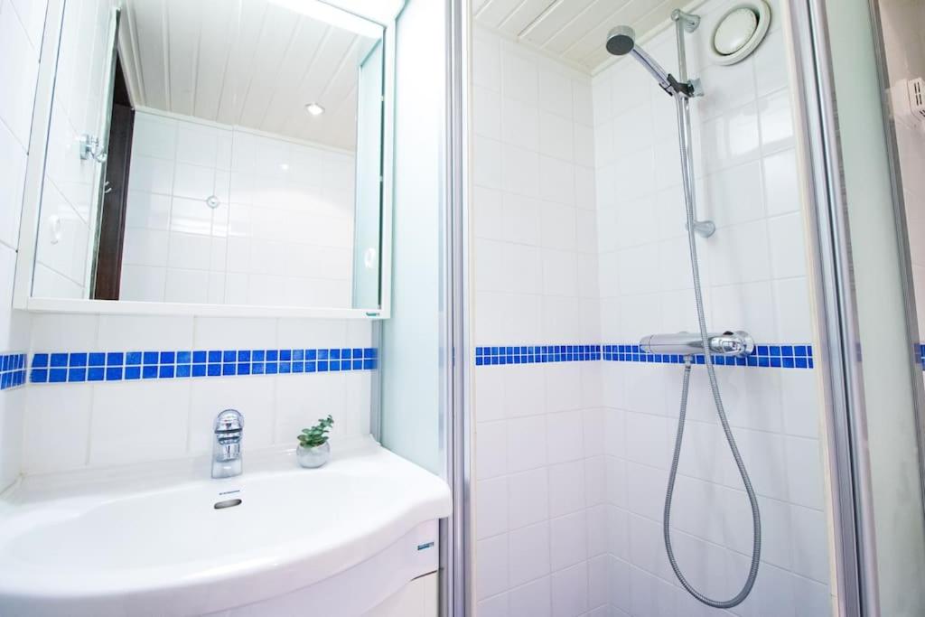 Waterfront Townhouse with BathTub Sauna,FREE Parking