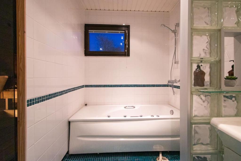 Waterfront Townhouse with BathTub Sauna,FREE Parking