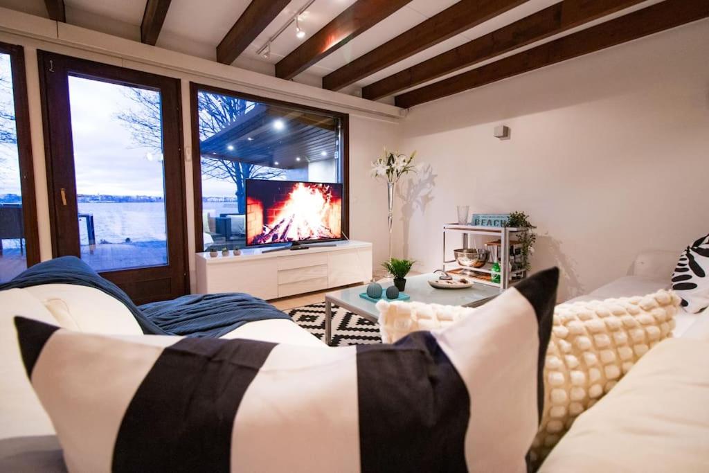 Waterfront Townhouse with BathTub Sauna,FREE Parking