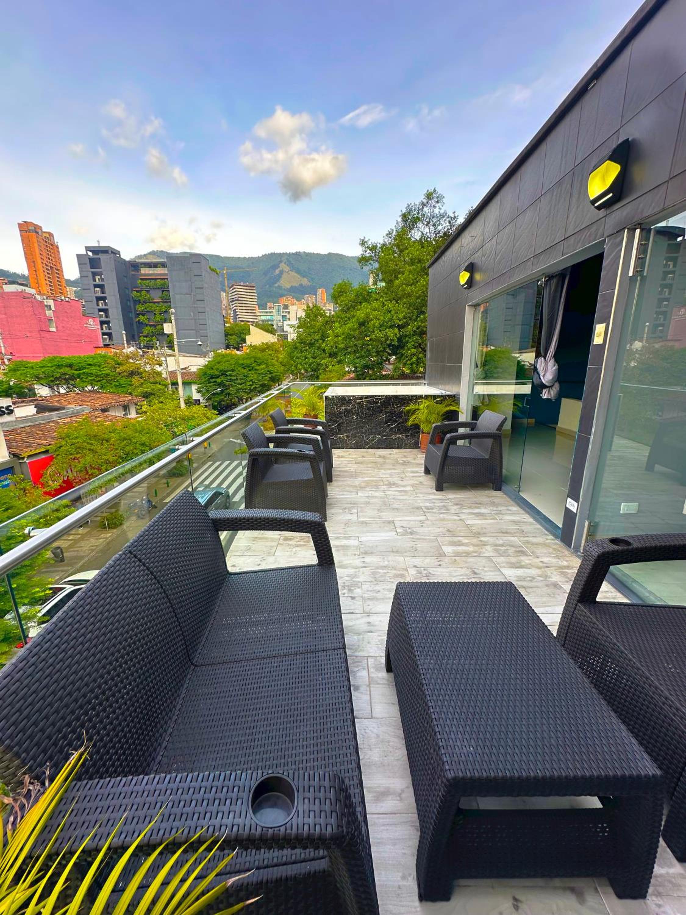 Duplex w Rooftop, Pool & 3 Jacuzzi, Maid, Security