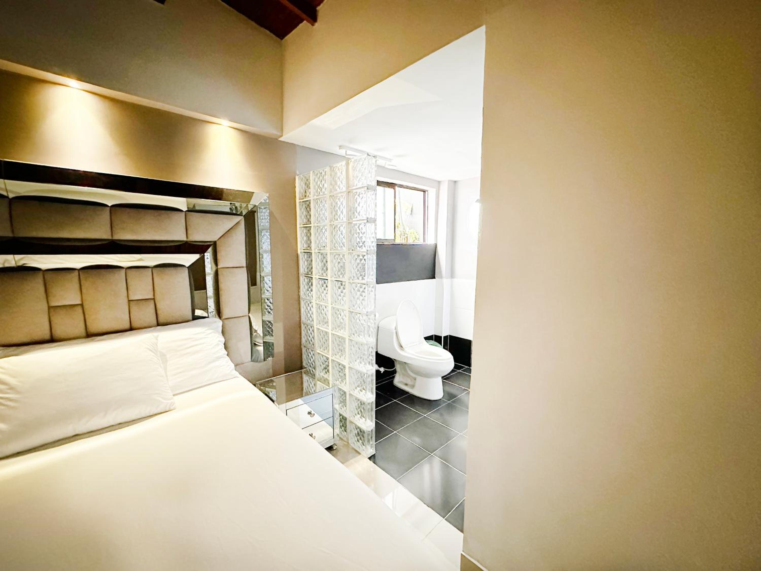 Duplex w Rooftop, Pool & 3 Jacuzzi, Maid, Security