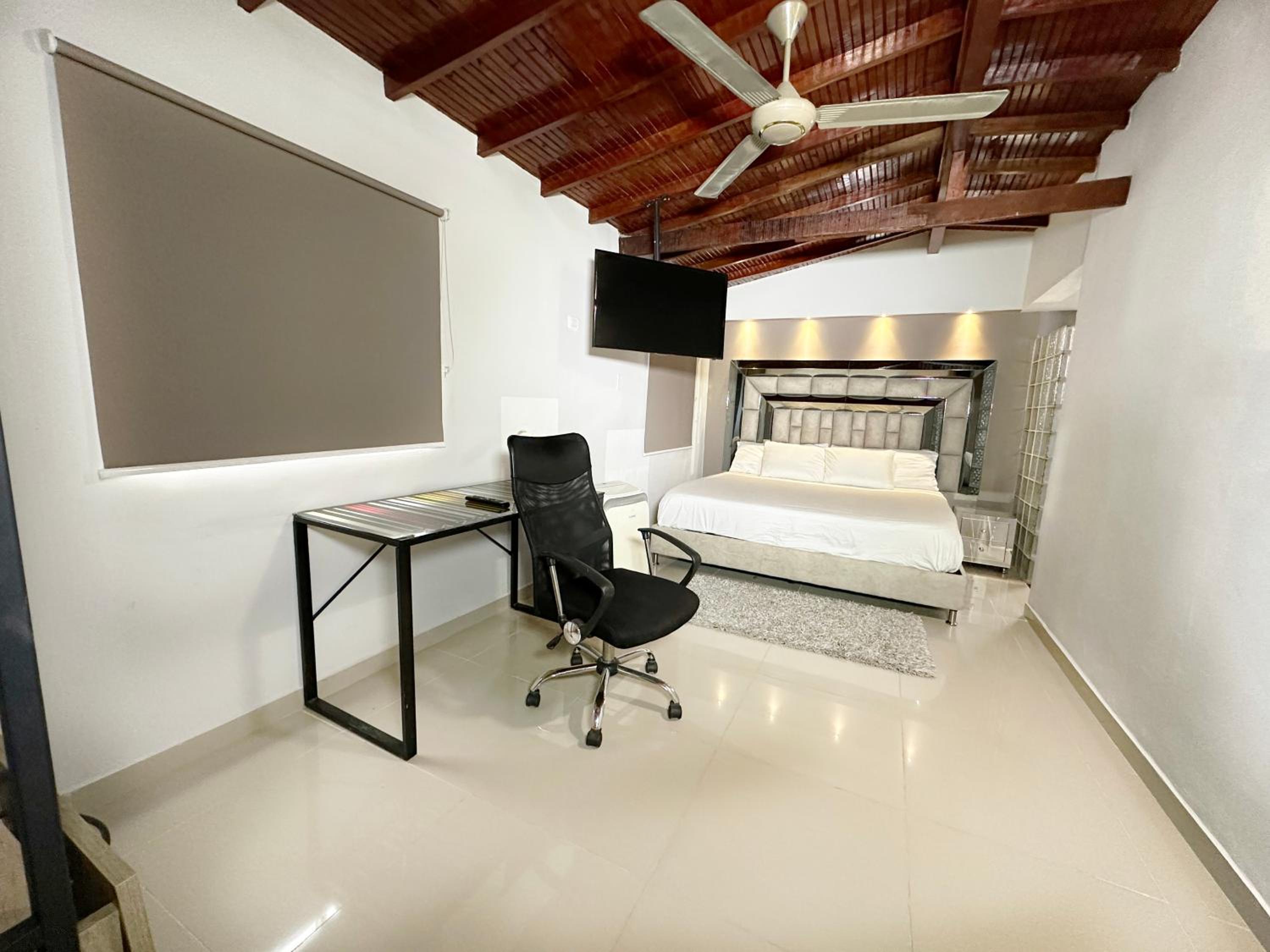 Duplex w Rooftop, Pool & 3 Jacuzzi, Maid, Security