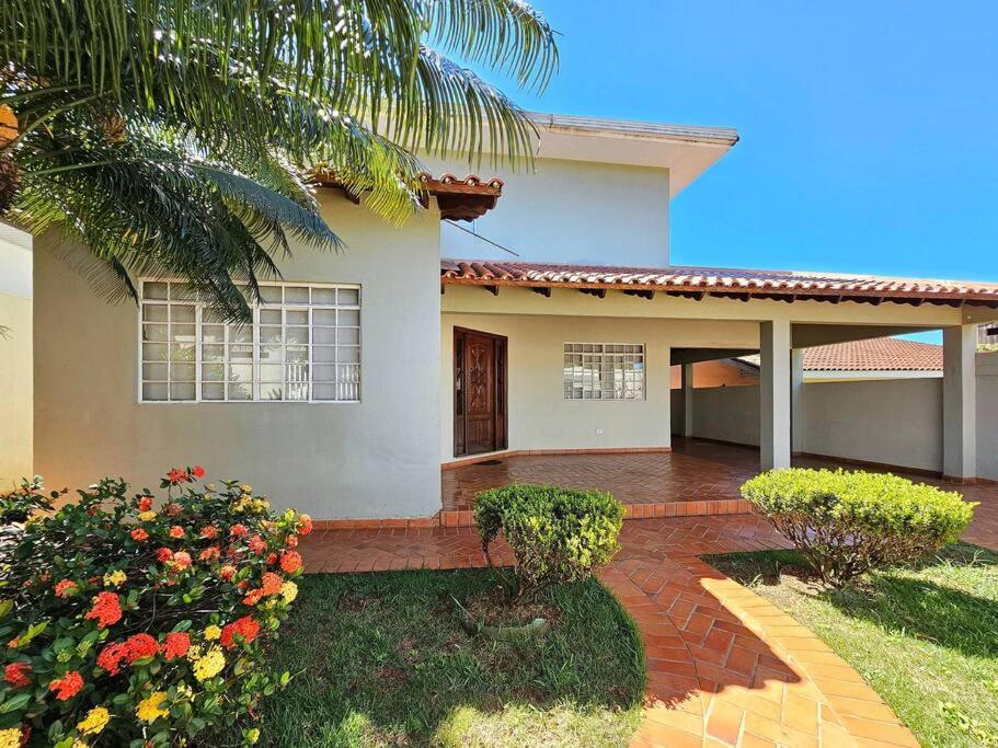 Linda casa 5 quartos prox a av cataratas e centro
