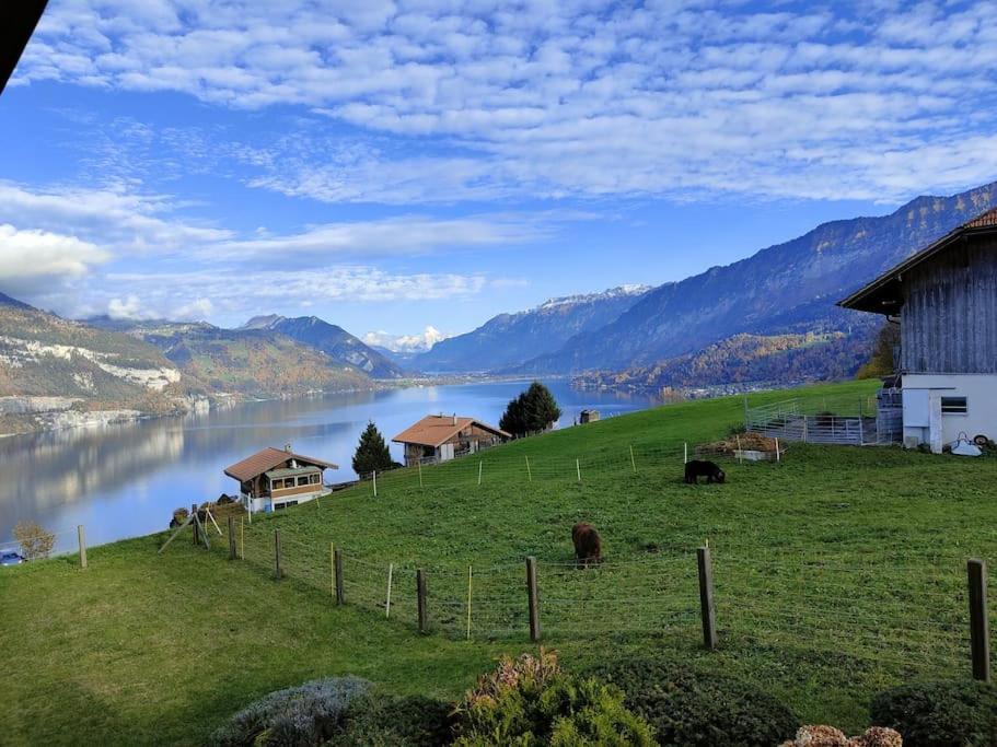 Panoramablick auf See und Berge