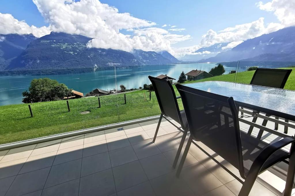 Panoramablick auf See und Berge