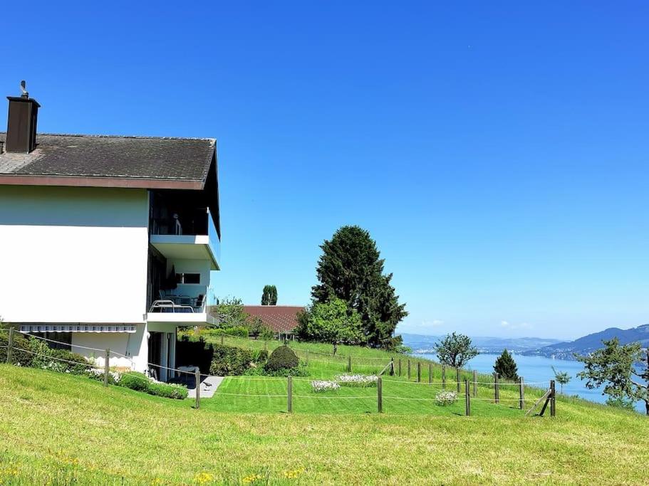Panoramablick auf See und Berge