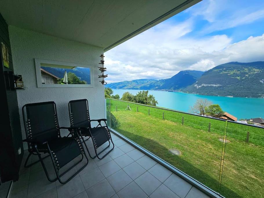 Panoramablick auf See und Berge