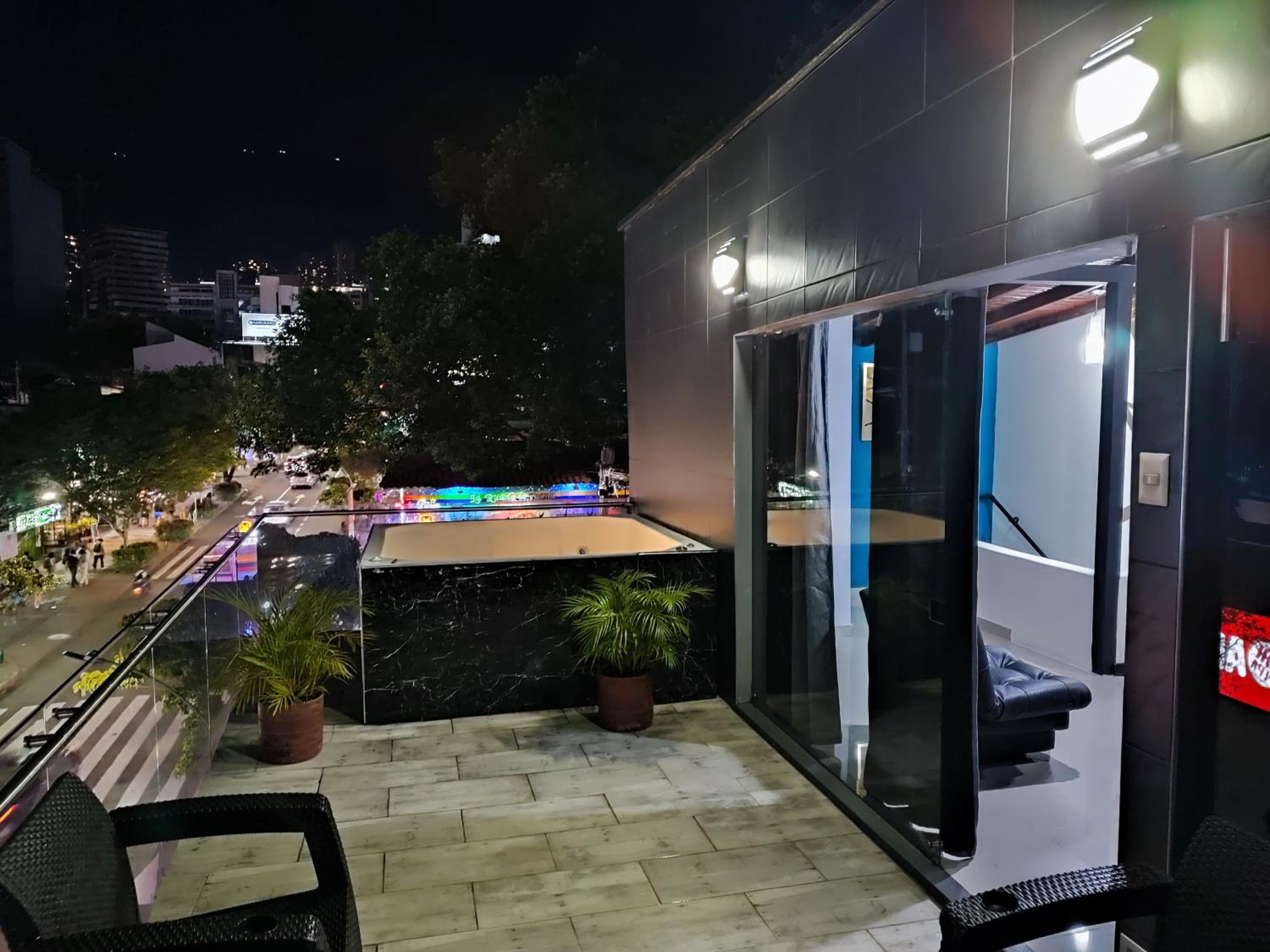 Duplex w Rooftop, Pool & 3 Jacuzzi, Maid, Security