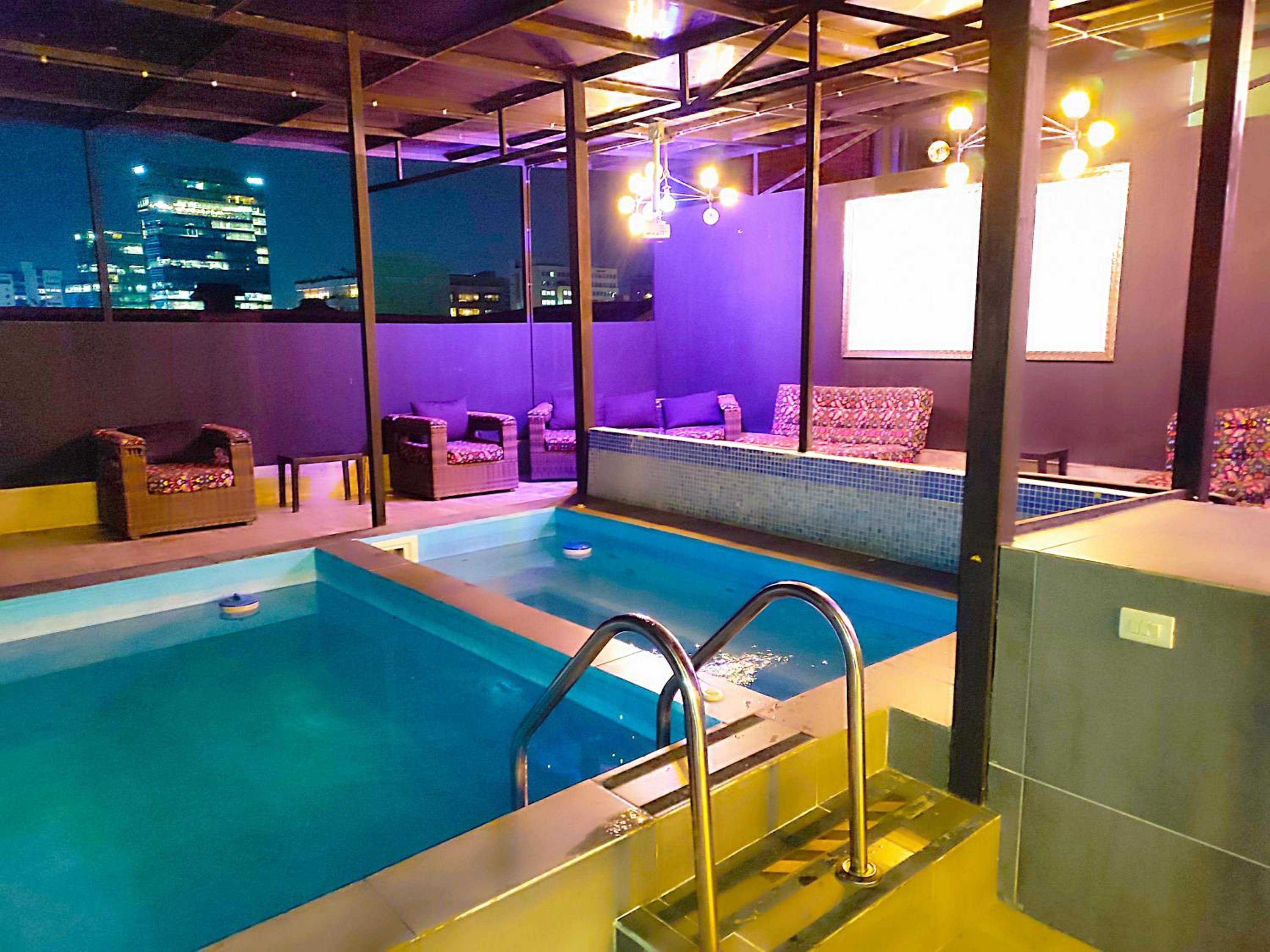 Duplex w Rooftop, Pool & 3 Jacuzzi, Maid, Security