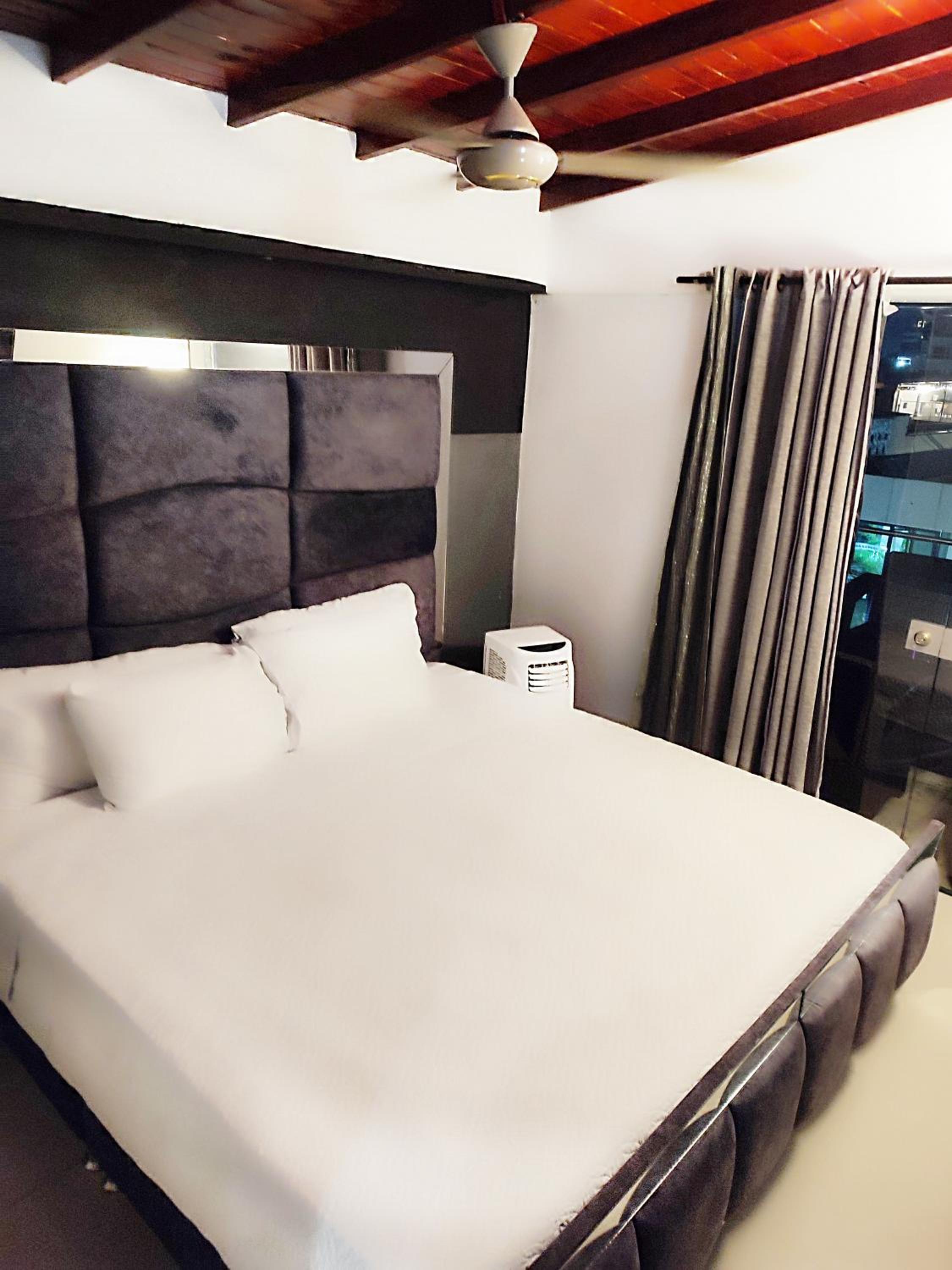 Duplex w Rooftop, Pool & 3 Jacuzzi, Maid, Security