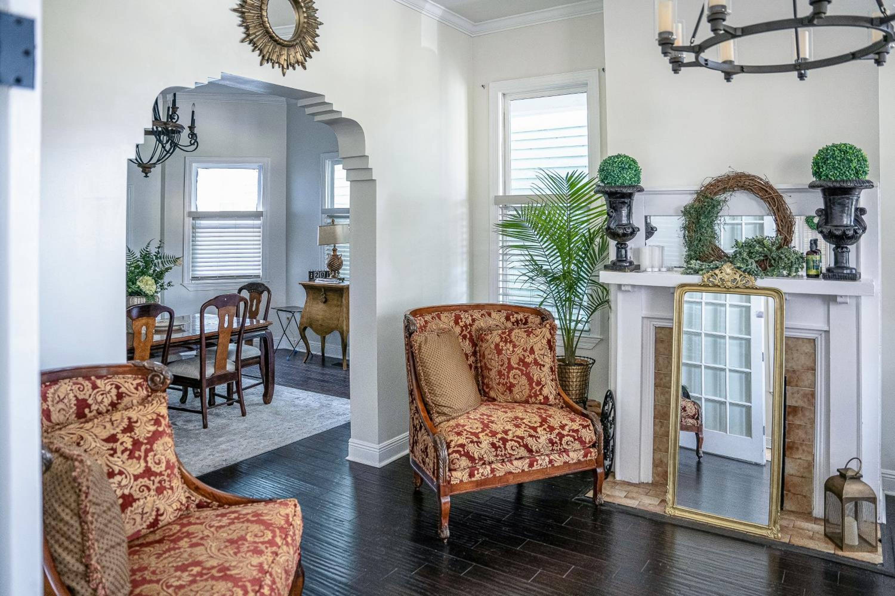 4 BR Home with Modern Comforts and Park View