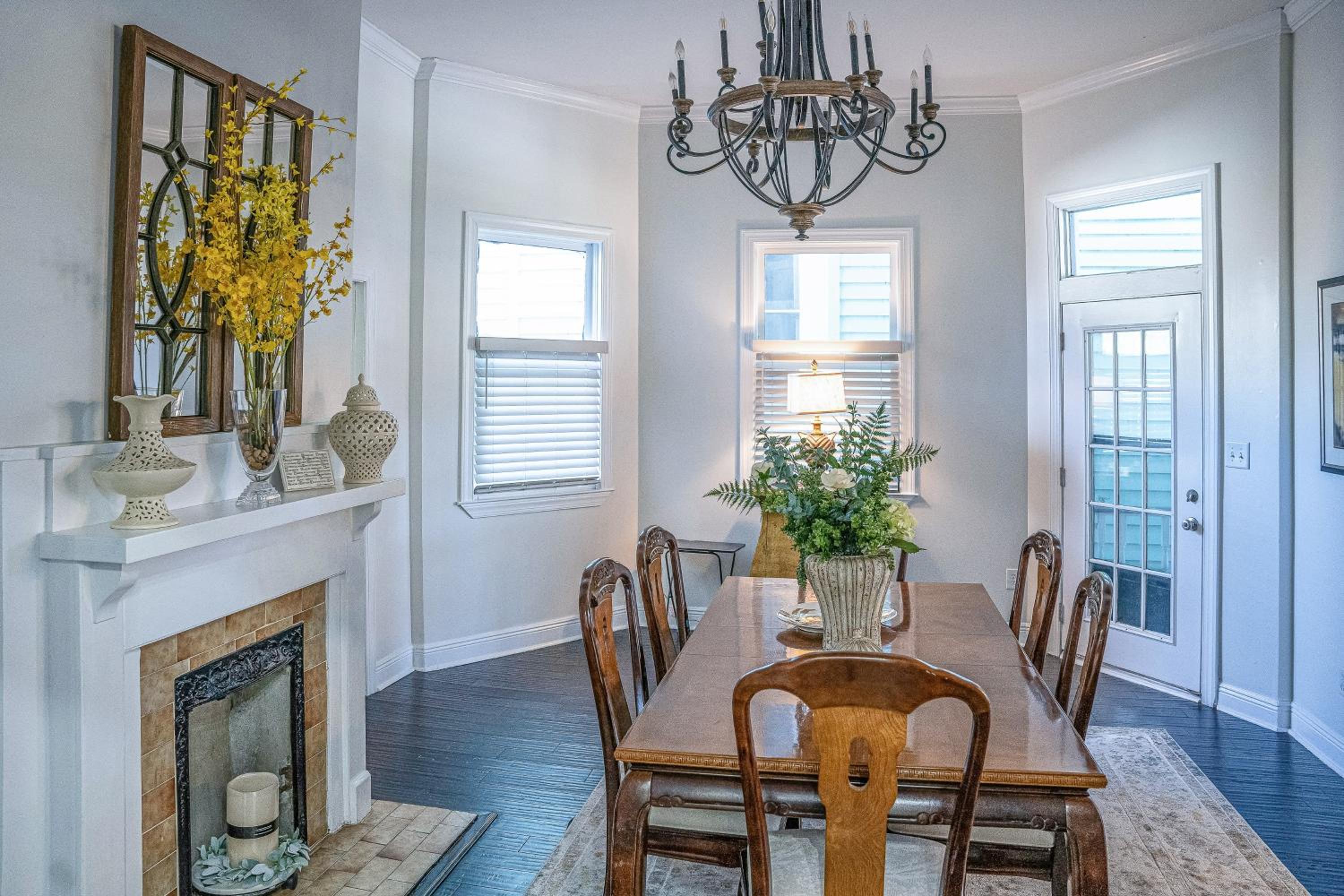 4 BR Home with Modern Comforts and Park View
