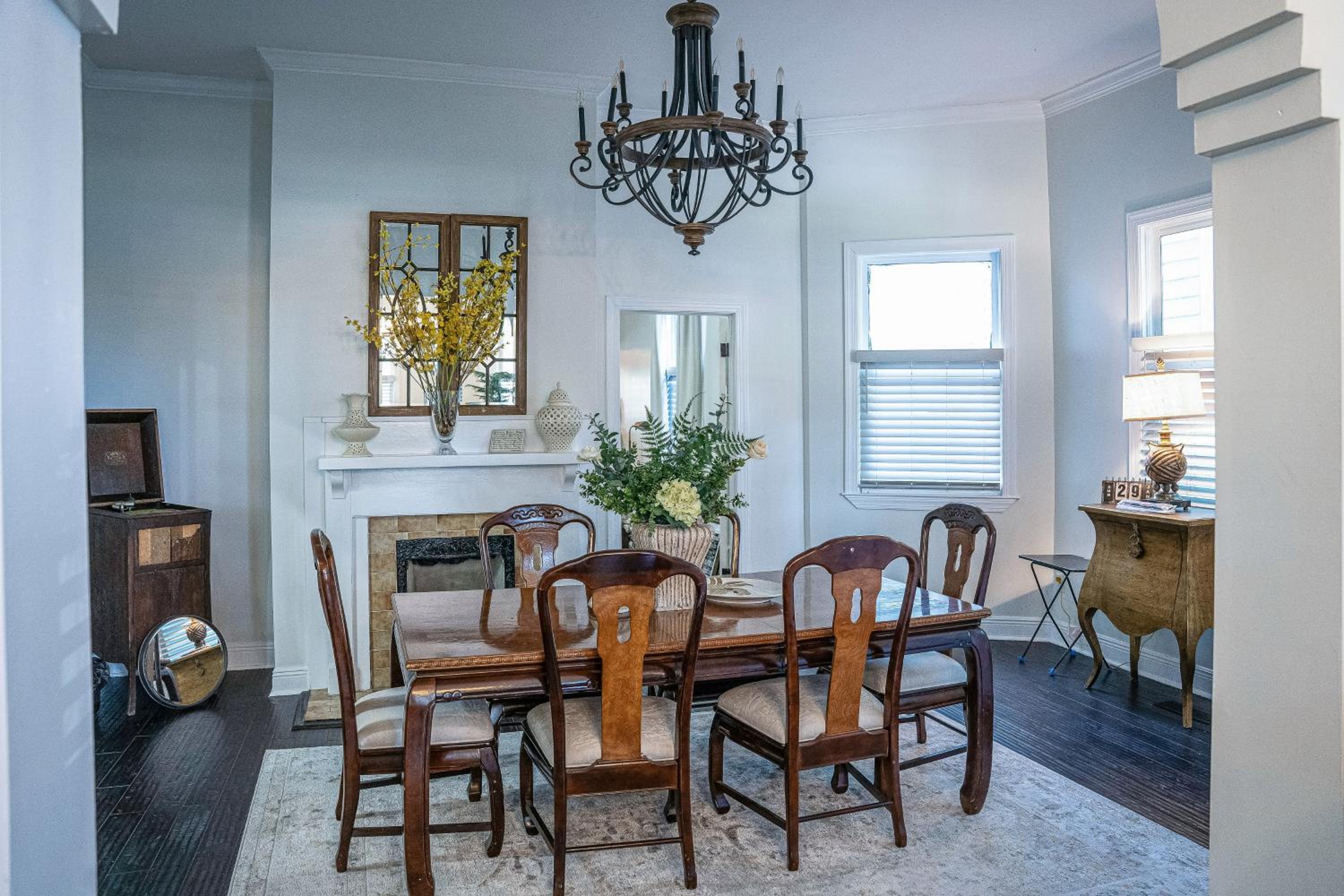 4 BR Home with Modern Comforts and Park View