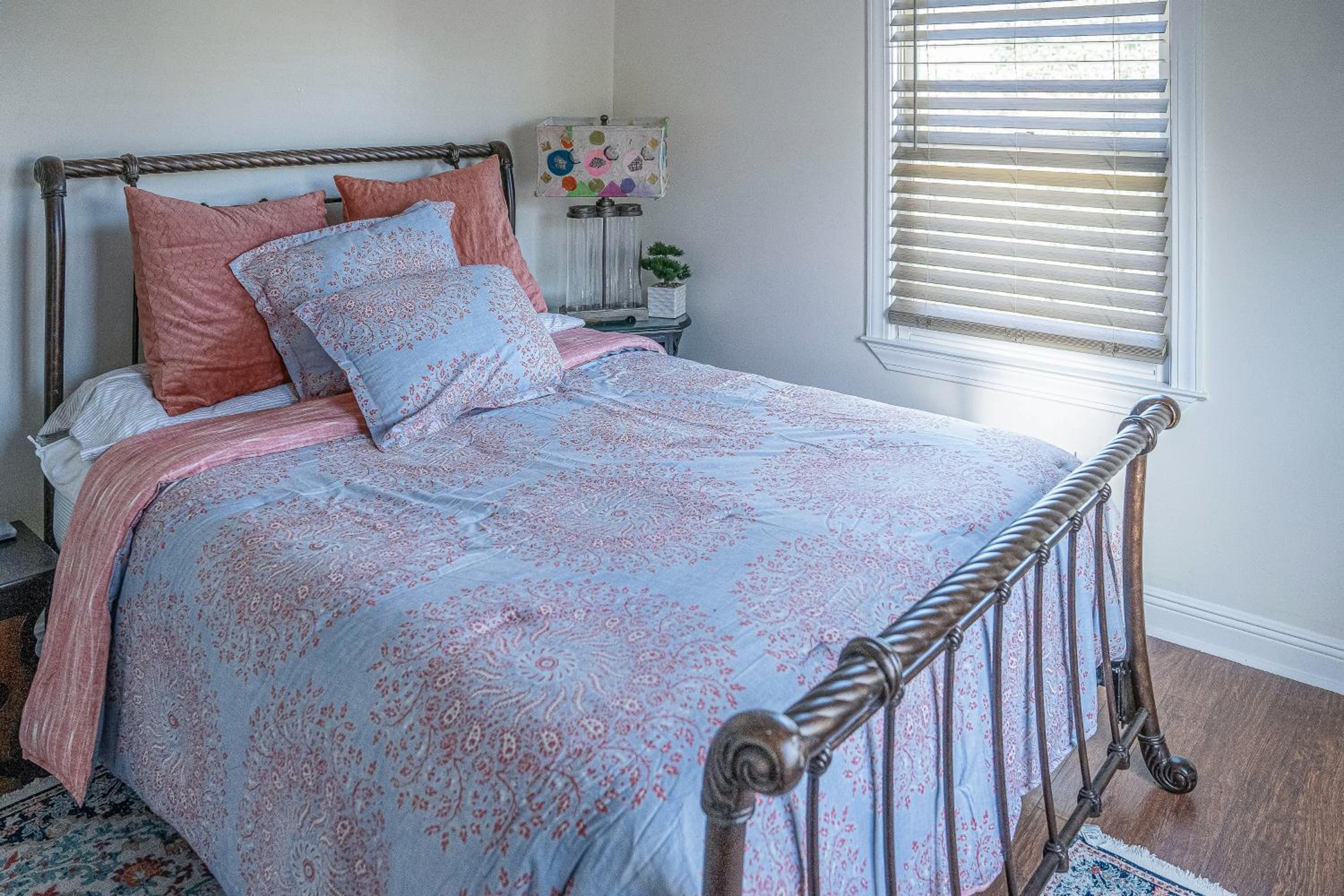 4 BR Home with Modern Comforts and Park View