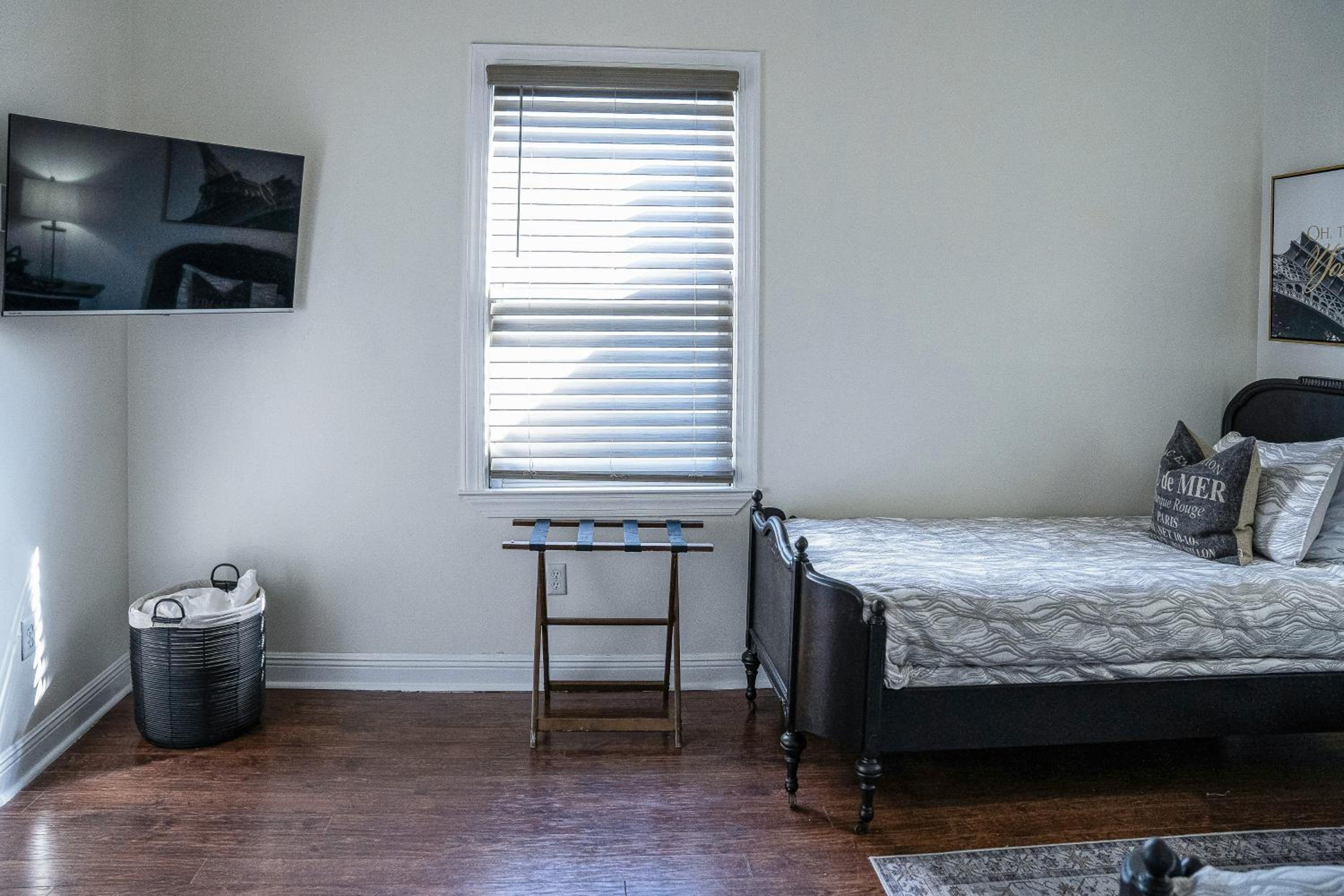 4 BR Home with Modern Comforts and Park View