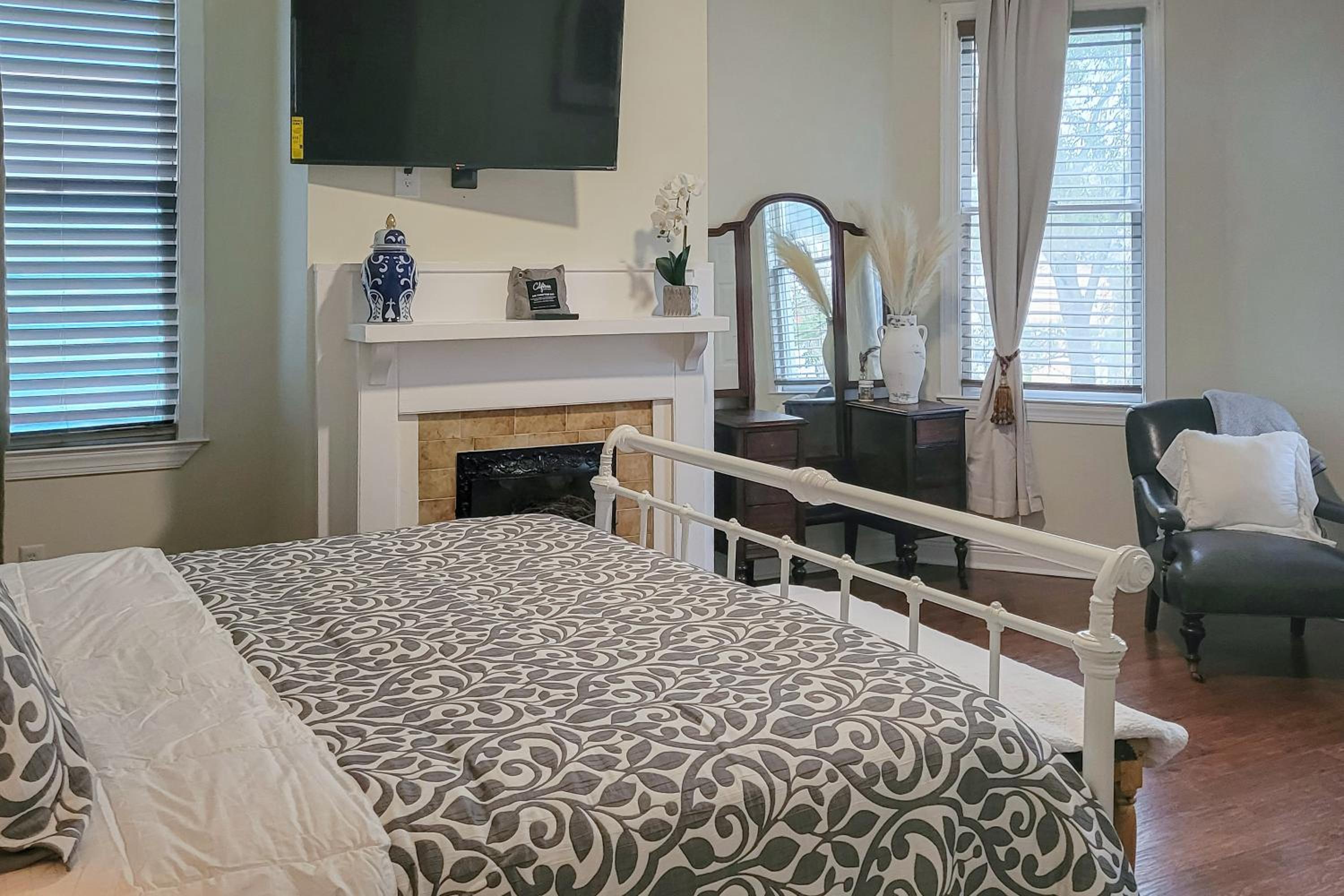 4 BR Home with Modern Comforts and Park View