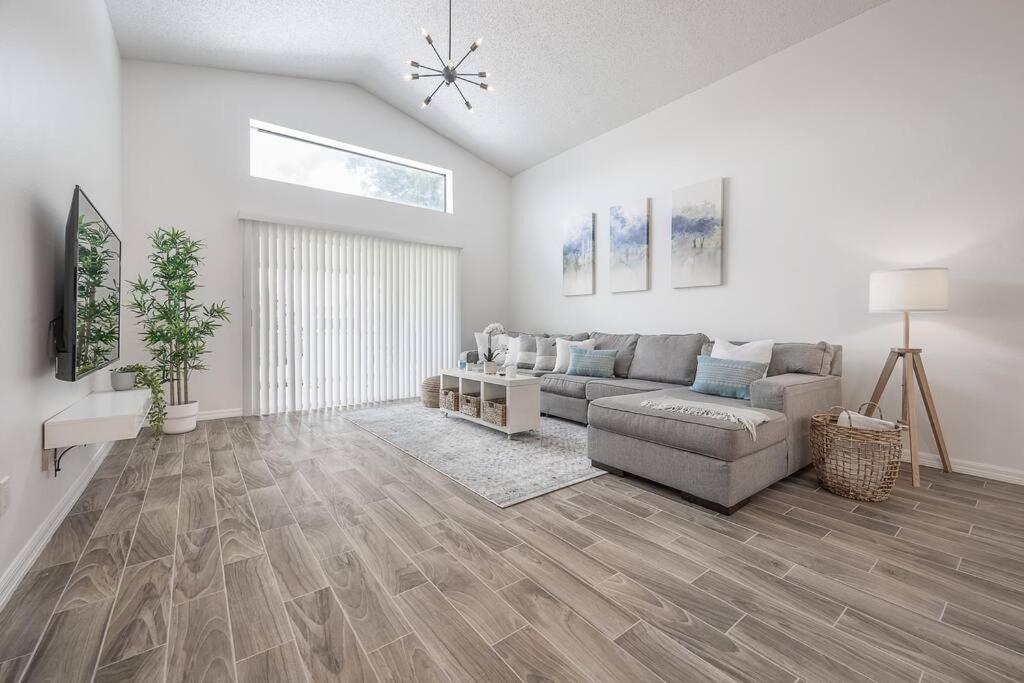 Newly Renovated 4BR 2B Riverview Oasis with King view 4