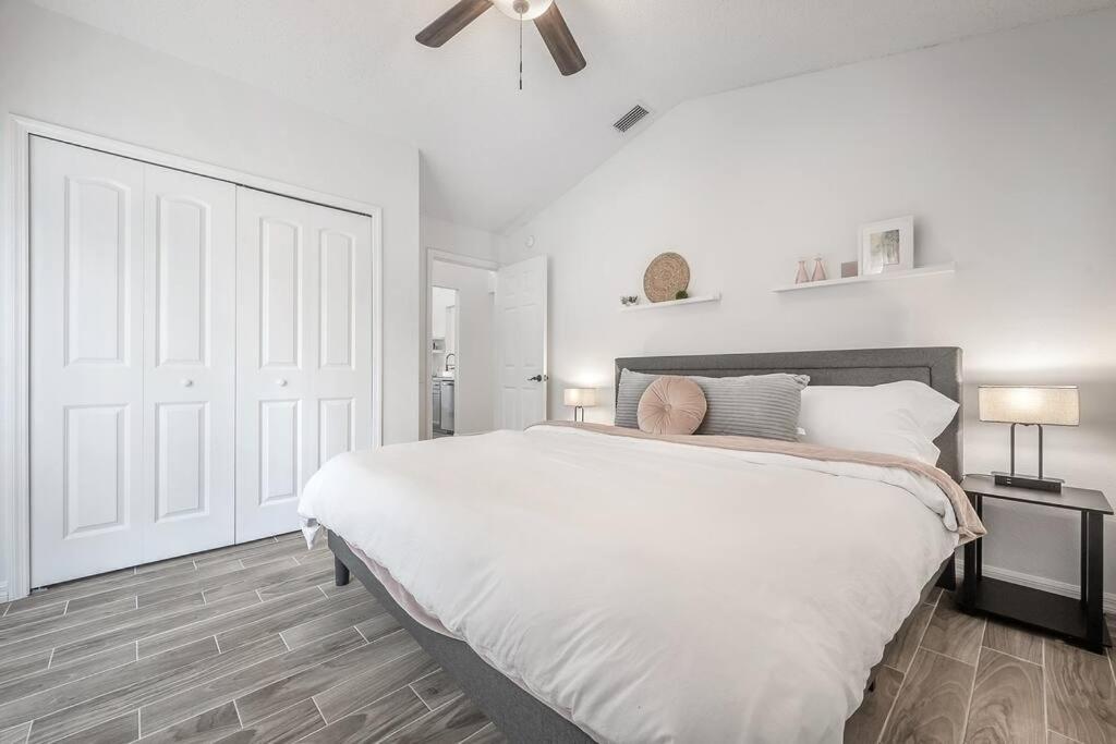 Newly Renovated 4BR 2B Riverview Oasis with King view 5